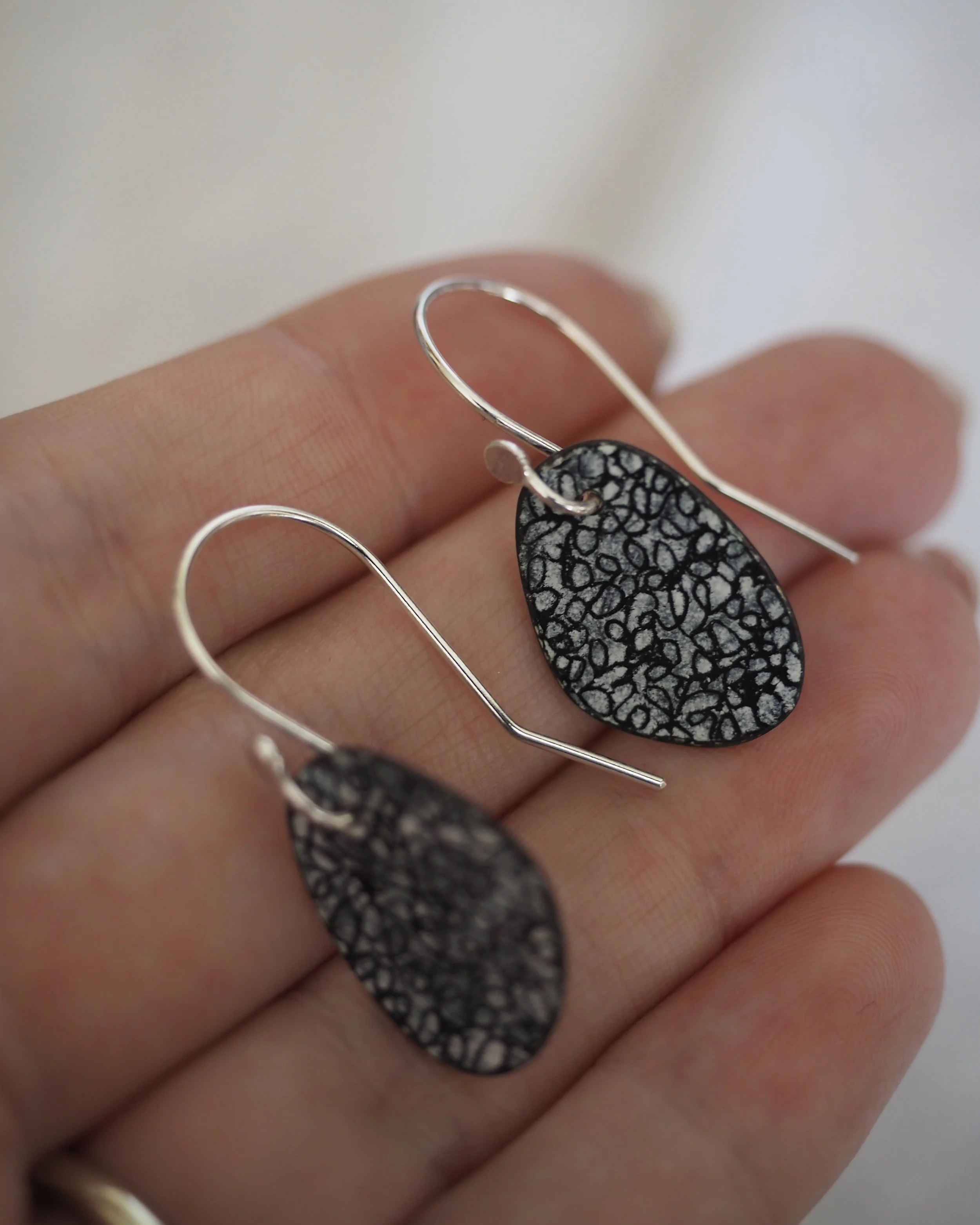 Sophie Victoria Anderson Pebble hook earrings mini black 2.JPG