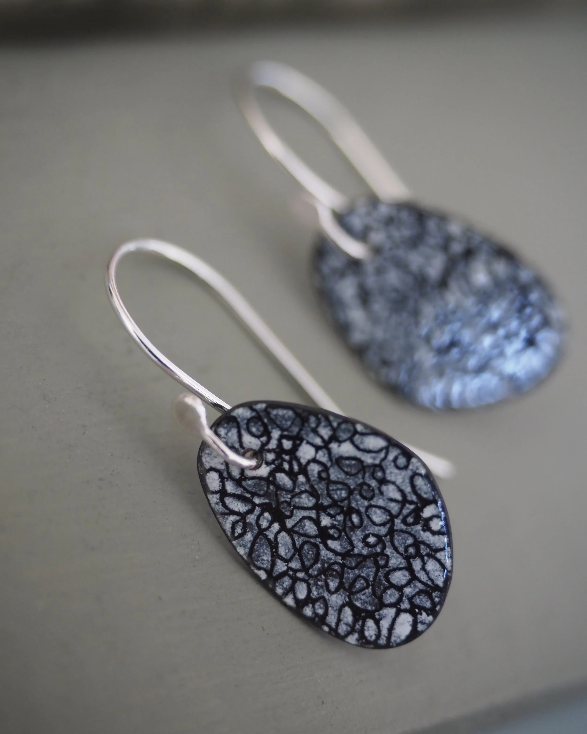 Sophie Victoria Anderson Pebble hook earrings mini black 4.JPG