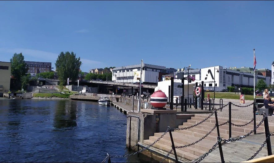 Fra vannet mot senteret.jpg