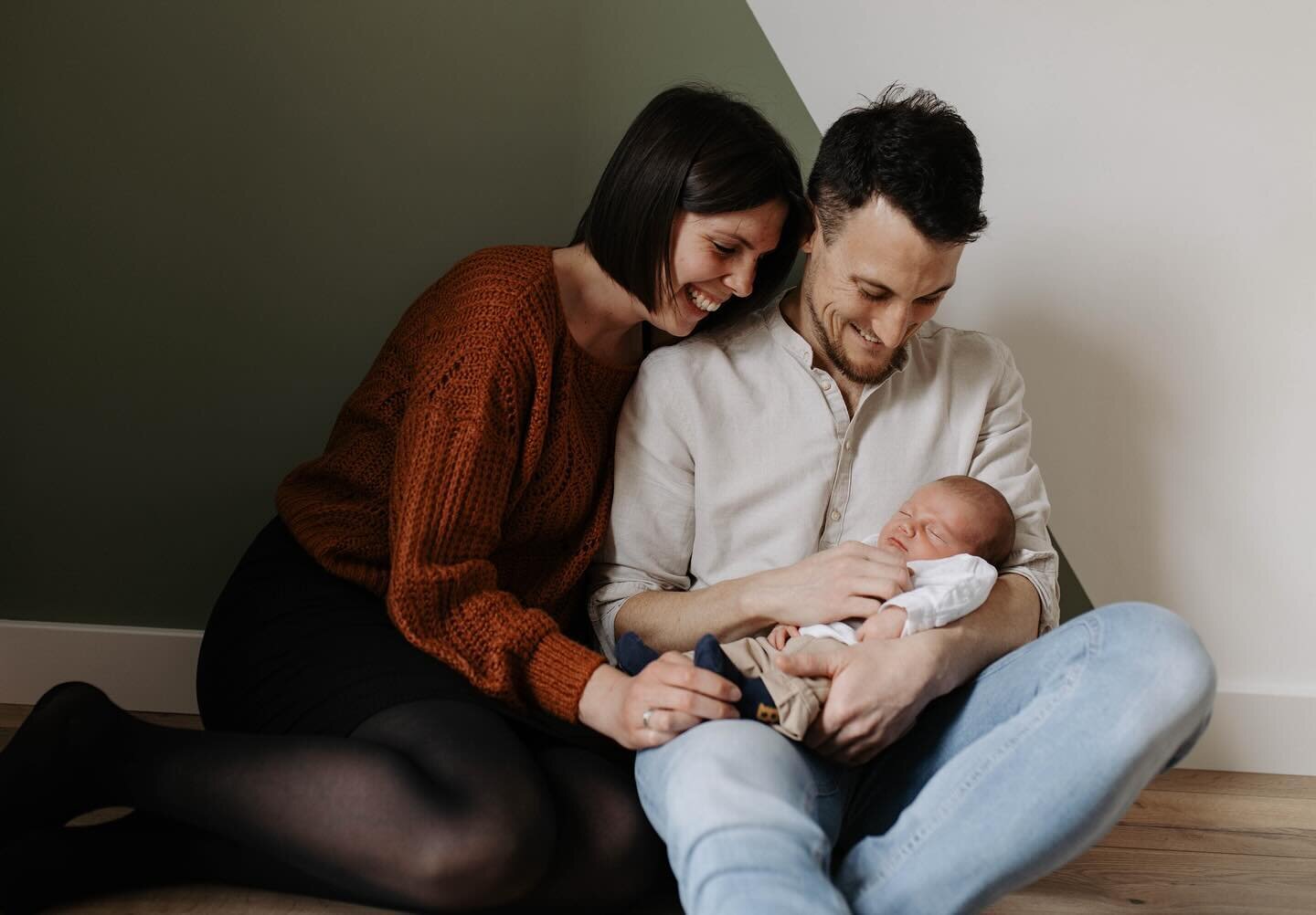 La douceur de cette s&eacute;ance naissance 🤍
Apr&egrave;s une jolie s&eacute;ance grossesse en bord de mer en f&eacute;vrier, j&rsquo;ai retrouv&eacute; Oph&eacute;lie, Mathieu et leur petit &Eacute;lio pour une s&eacute;ance naissance chez eux, da