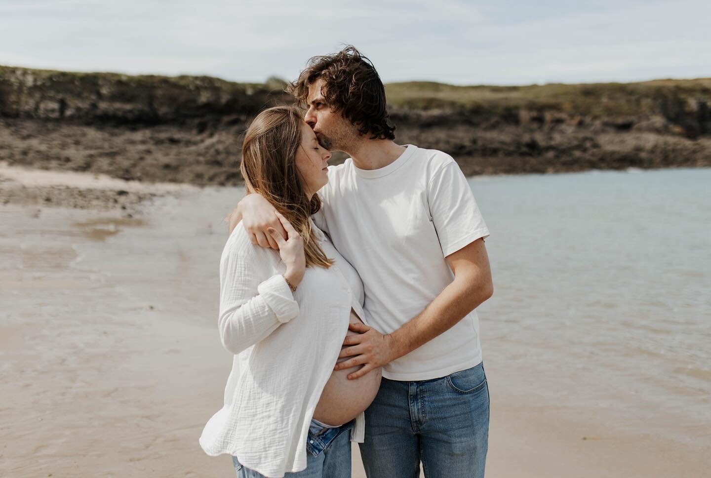 Apr&egrave;s s&rsquo;&ecirc;tre fait longtemps d&eacute;sir&eacute;, le printemps est enfin arriv&eacute; ✨
La p&eacute;riode id&eacute;ale pour de jolies photos &agrave; la plage comme Pauline &amp; Antoine pendant leur s&eacute;ance grossesse 🐣
.
