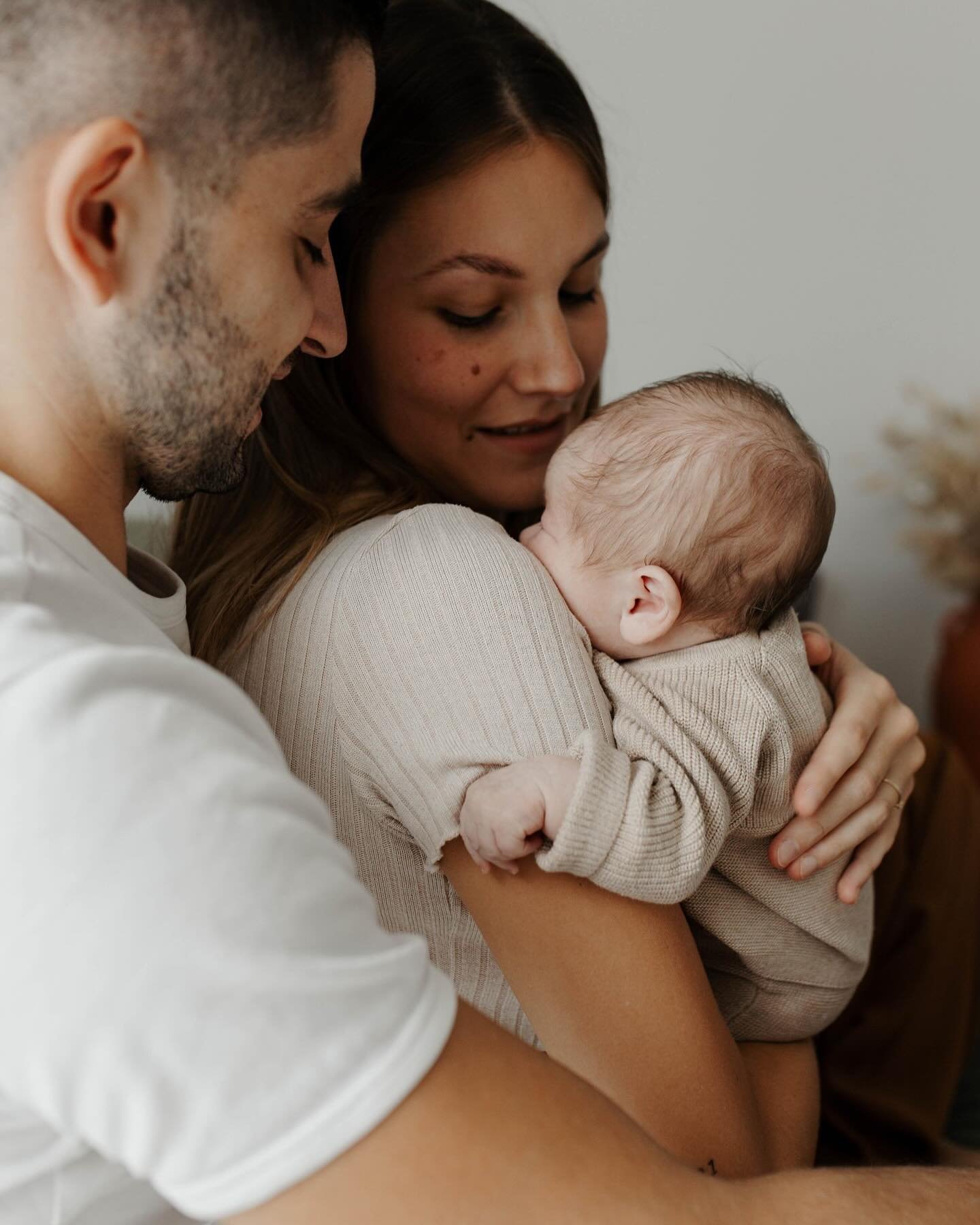 La douceur de cette s&eacute;ance naissance 🤍
.
.
Envie d&rsquo;une s&eacute;ance photo ou d&rsquo;offrir une carte cadeau ? Infos et r&eacute;servation en DM, par mail ou sur mon site internet www.noceralistudio.com ✨
.
.
.
#noceralistudio #canonfr