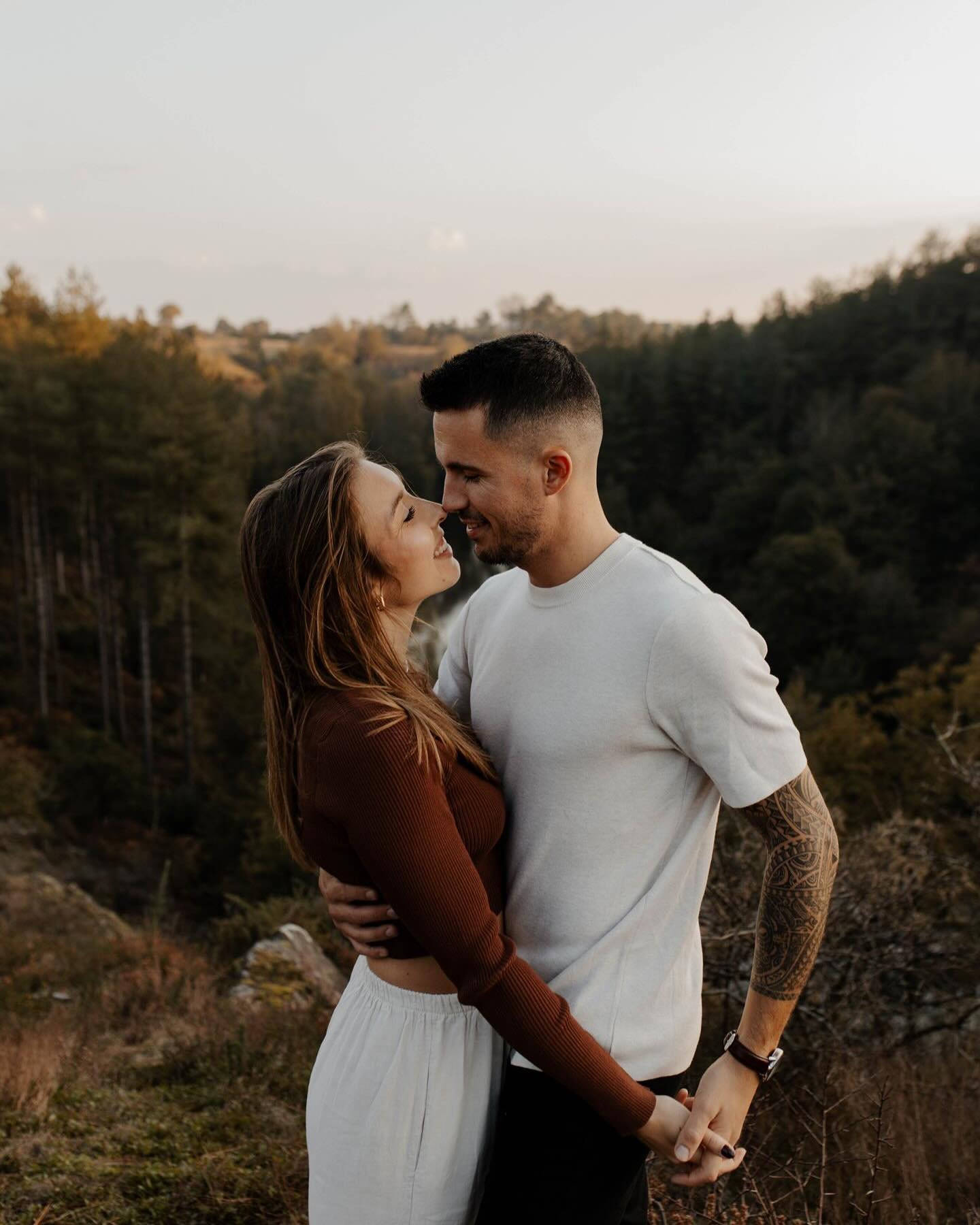 Retrouver pour la 3&egrave;me fois M&eacute;lina &amp; Aodren le temps d&rsquo;une s&eacute;ance photo automnale 🍂 un soleil de fou et eux deux, fou amoureux, il ne fallait pas plus pour que ce soit canon ✨
.
Des maintenant contactez moi pour r&eacu