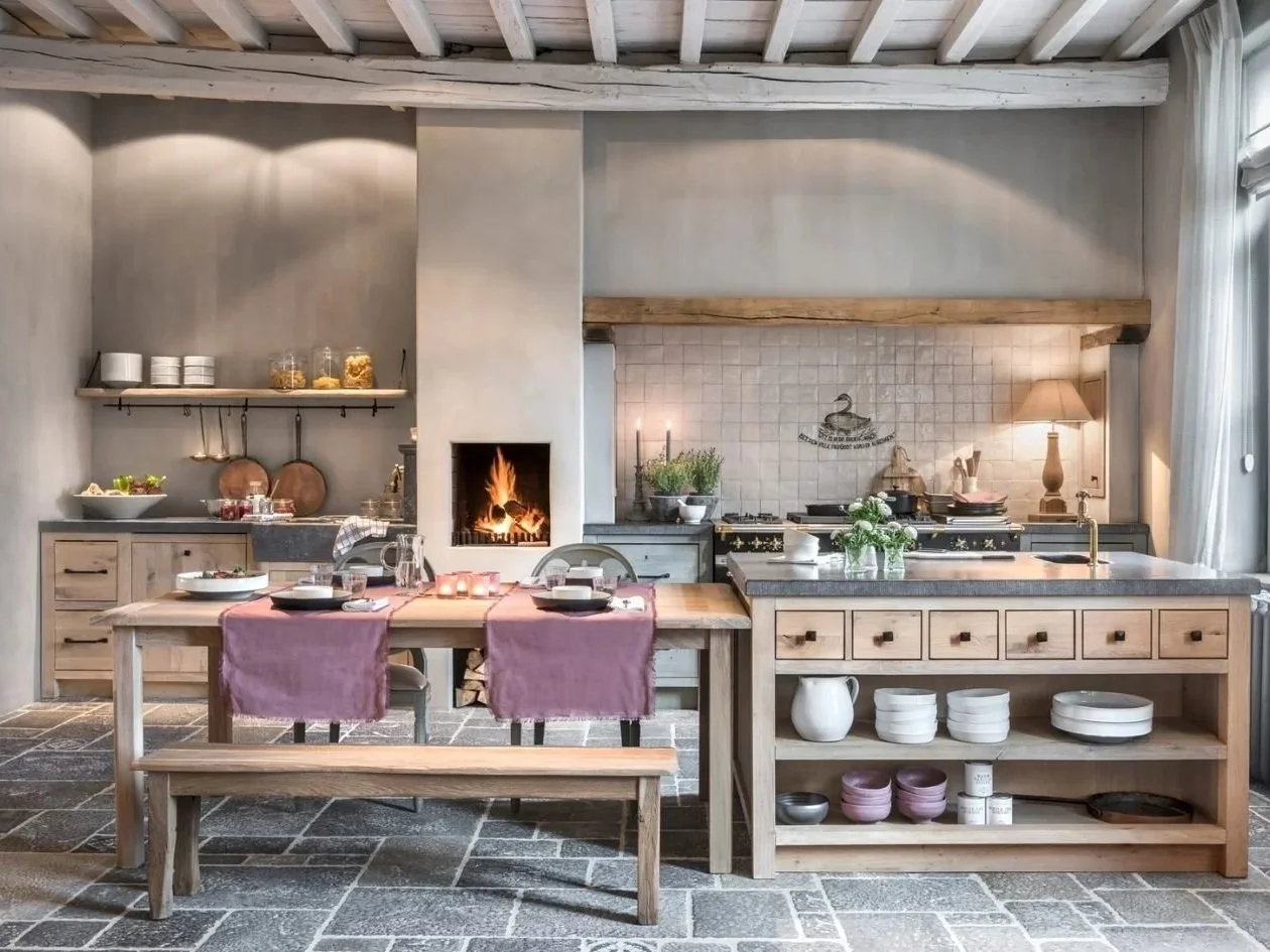 Landelijke massief eiken keuken met eiland en natuursteen werkblad