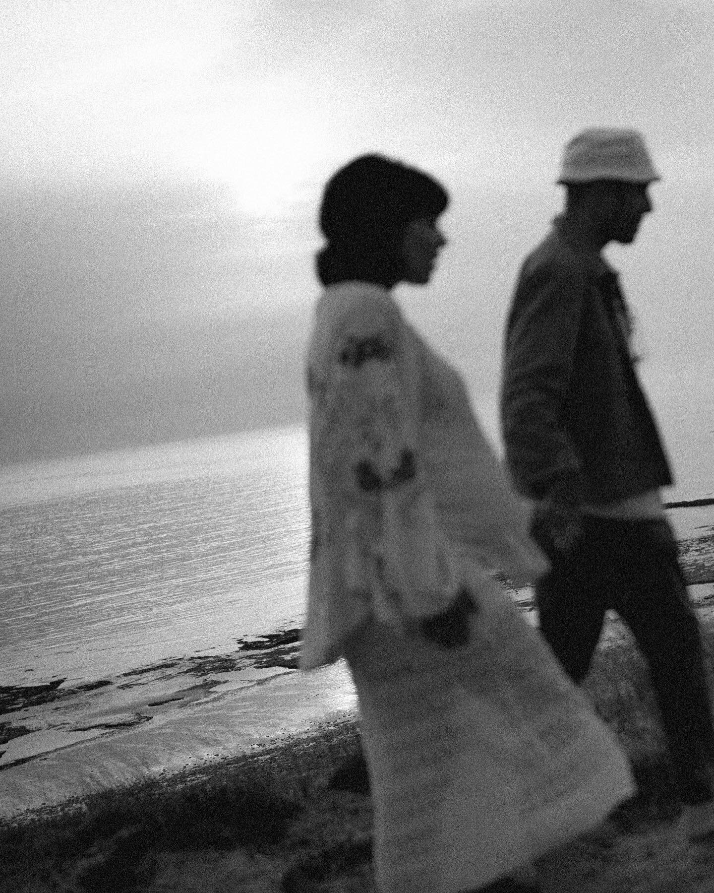 Nous avons les m&ecirc;mes r&ecirc;ves, vivre au bord de la mer et y faire grandir nos enfants 🖤

#futur #dream #family #sunset #couple #iledere #phototographedefamille #moment #feel #pregnancy #storytelling #gif #nicolasbellon