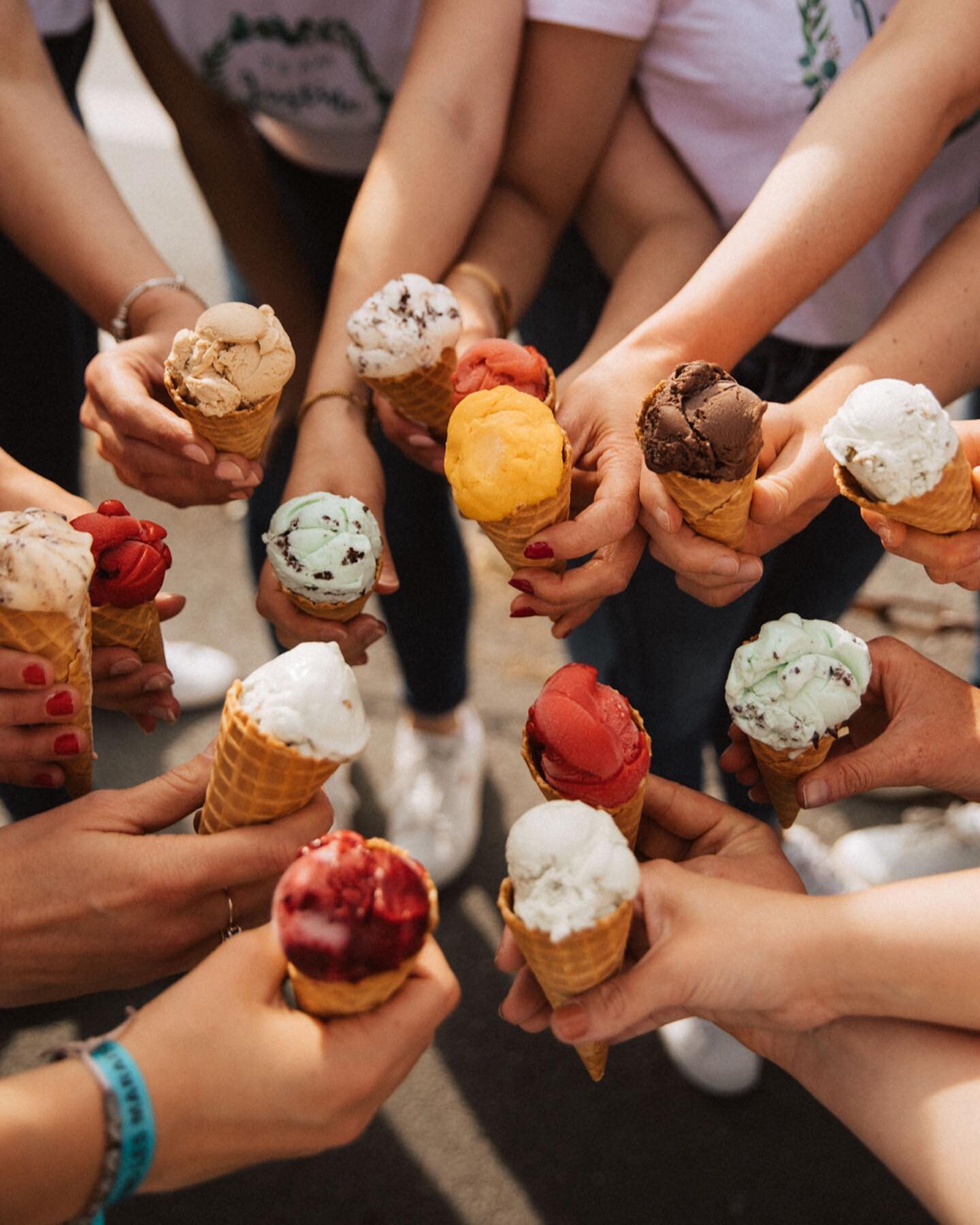 Quoi de mieux qu&rsquo;une glace avec ses copines pendant une balade sur l&rsquo;Ile de R&eacute; ? ⛱
Justine et sa team bride ne vous diront pas le contraire ! 

Avant de parler de photos, on souhaite surtout vous proposer des vrais moments et de bo