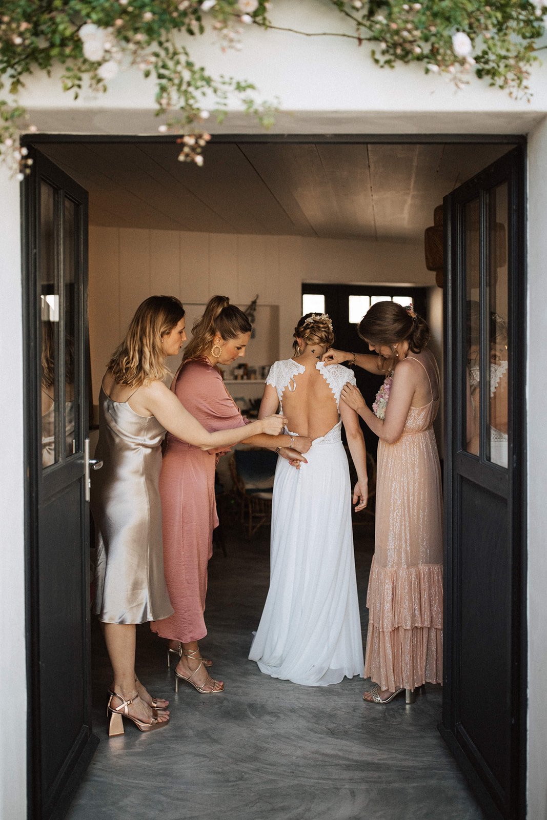 robe-mariee-preparatifs-habillage-temoins-wedding-planner-nicolas-bellon-photographe-blog-conseils-ile-de-re.jpg