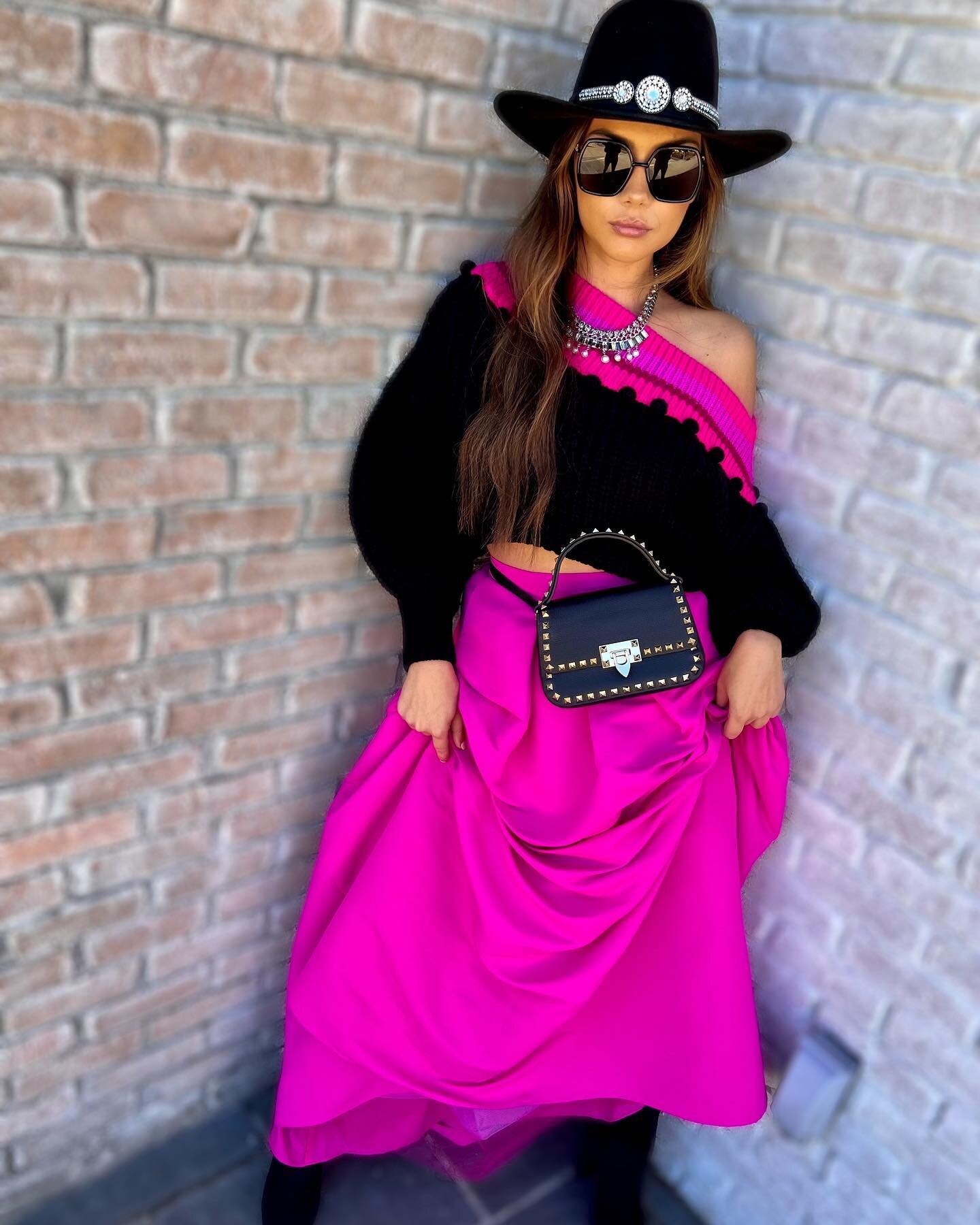 Late night.  Totally with it. 

Model: @malgcorley 
Clothing: @sachinandbabi @maisonweiss 
Bag: @maisonvalentino 
Sunnies: @gucci