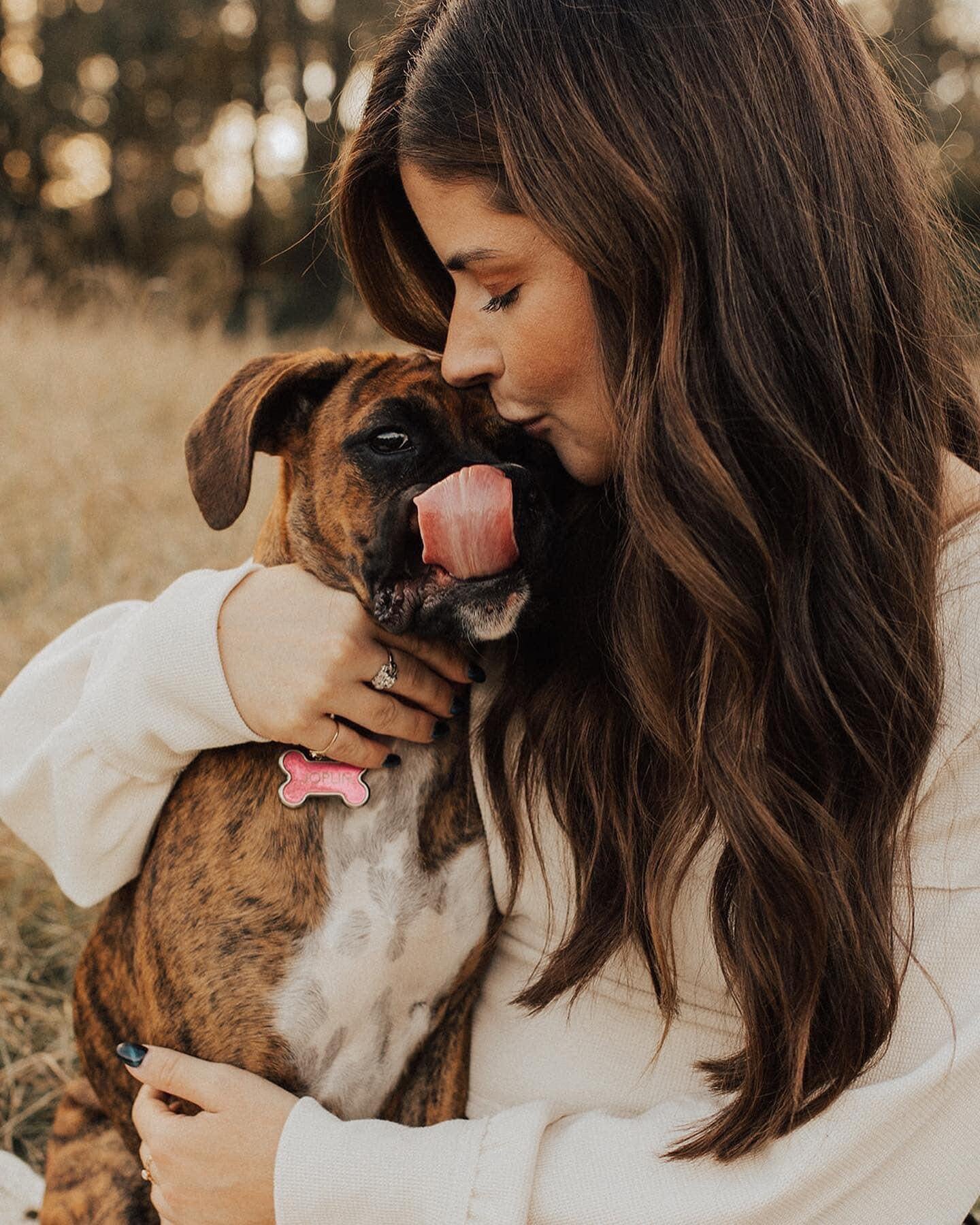 Whoever said diamonds were girl&rsquo;s best friend, never had a dog. 

Couldn&rsquo;t love this photo session of @shelbylsmith1 and sweet Joplin more 🥰

📸: @the.velvetbee