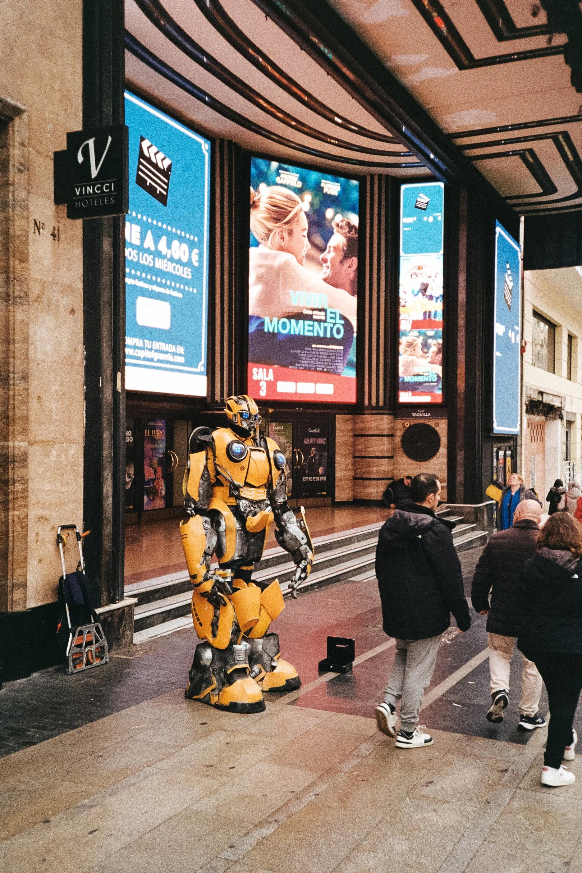 Kollektiv_Oskar-xlongbey-Analog-Streetphotography-20250414-16-53-Wiederfaenger-036.jpg