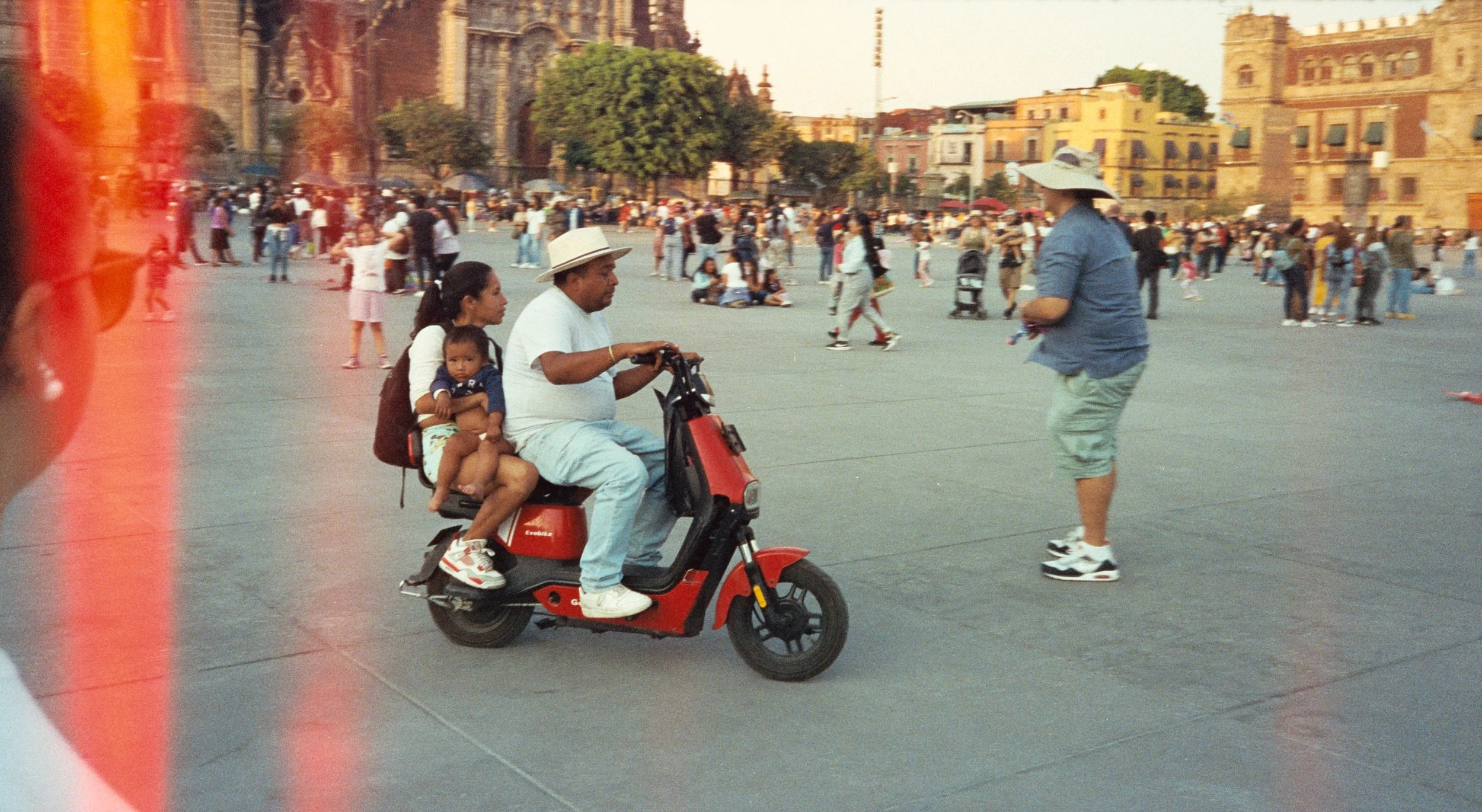 Kollektiv_Oskar-xlongbey-Analog-Streetphotography-20250414-17-40-Wiederfaenger-003.jpg