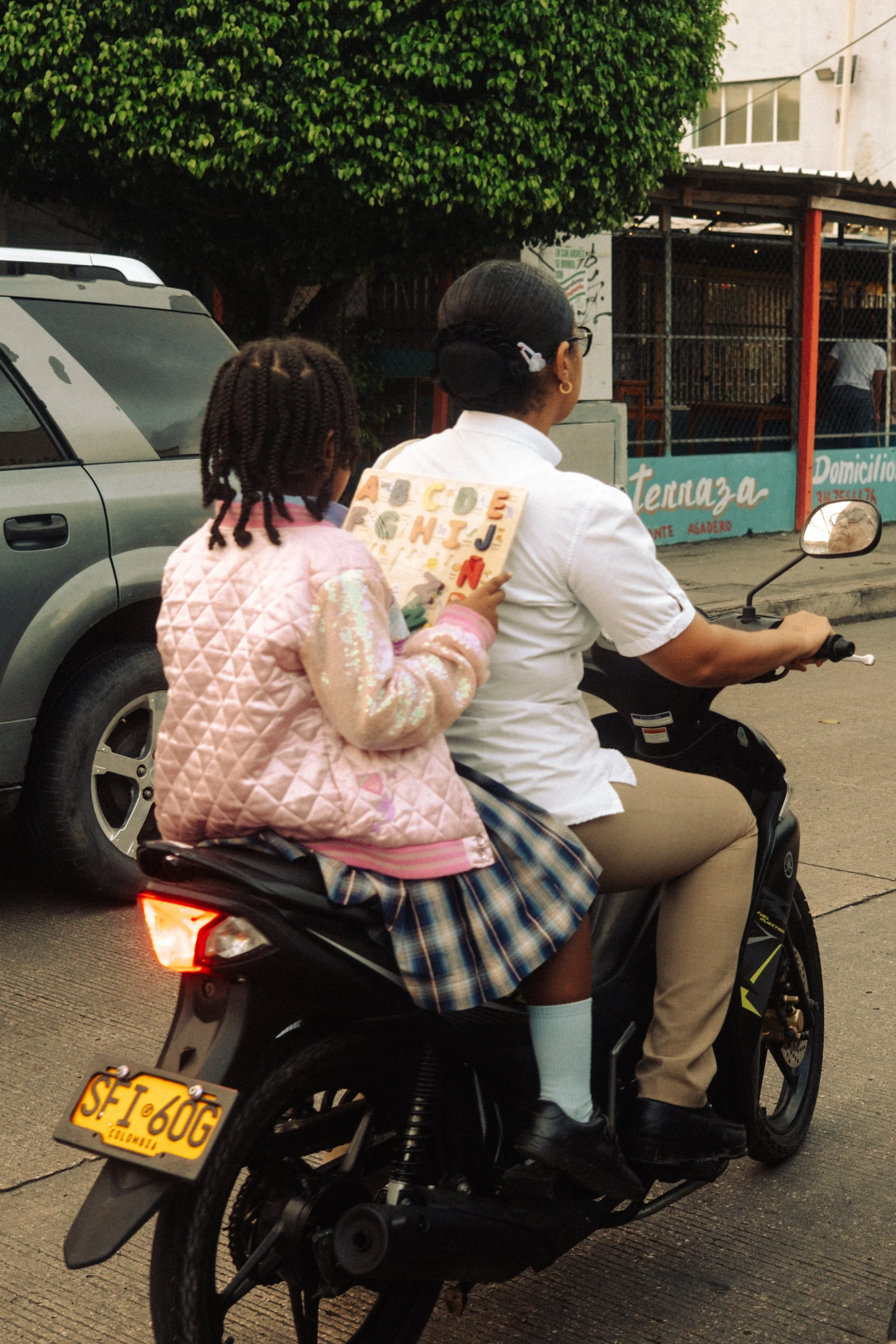 Kollektiv_Oskar-Xlongbey-Streetphotography-Colombia20260206-23-31-DSCF2352.jpg