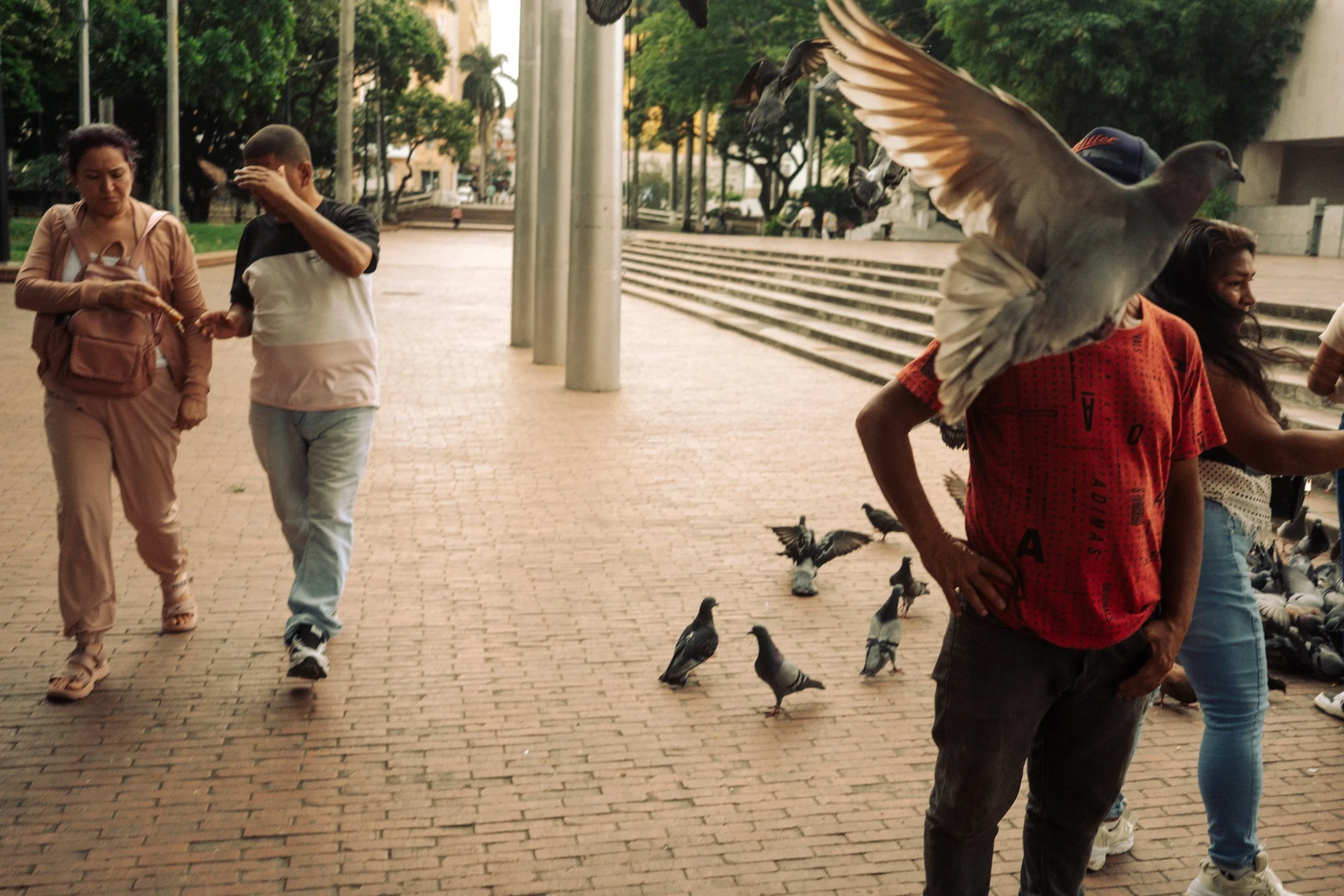 Kollektiv_Oskar-Xlongbey-Streetphotography-Colombia20260212-21-02-DSCF2855-2.jpg