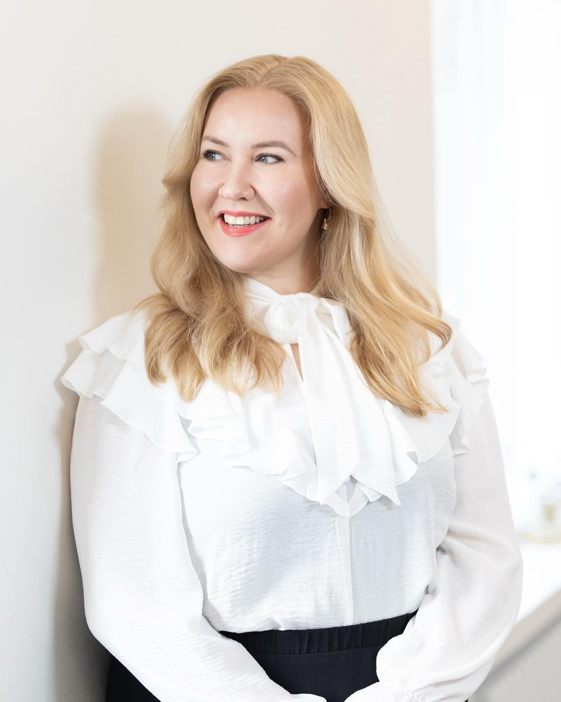 Atmos esitt&auml;ytyy:

Hanne Dahlgren 💚

Hanne on lahjakas tekij&auml;, joka jakaa osaamistaan kouluttamalla muita kampaajia. H&auml;n on tunnettu erityisesti juuri sinulle r&auml;&auml;t&auml;l&ouml;ityjen luonnollisten vaaleiden hiusten taitajana