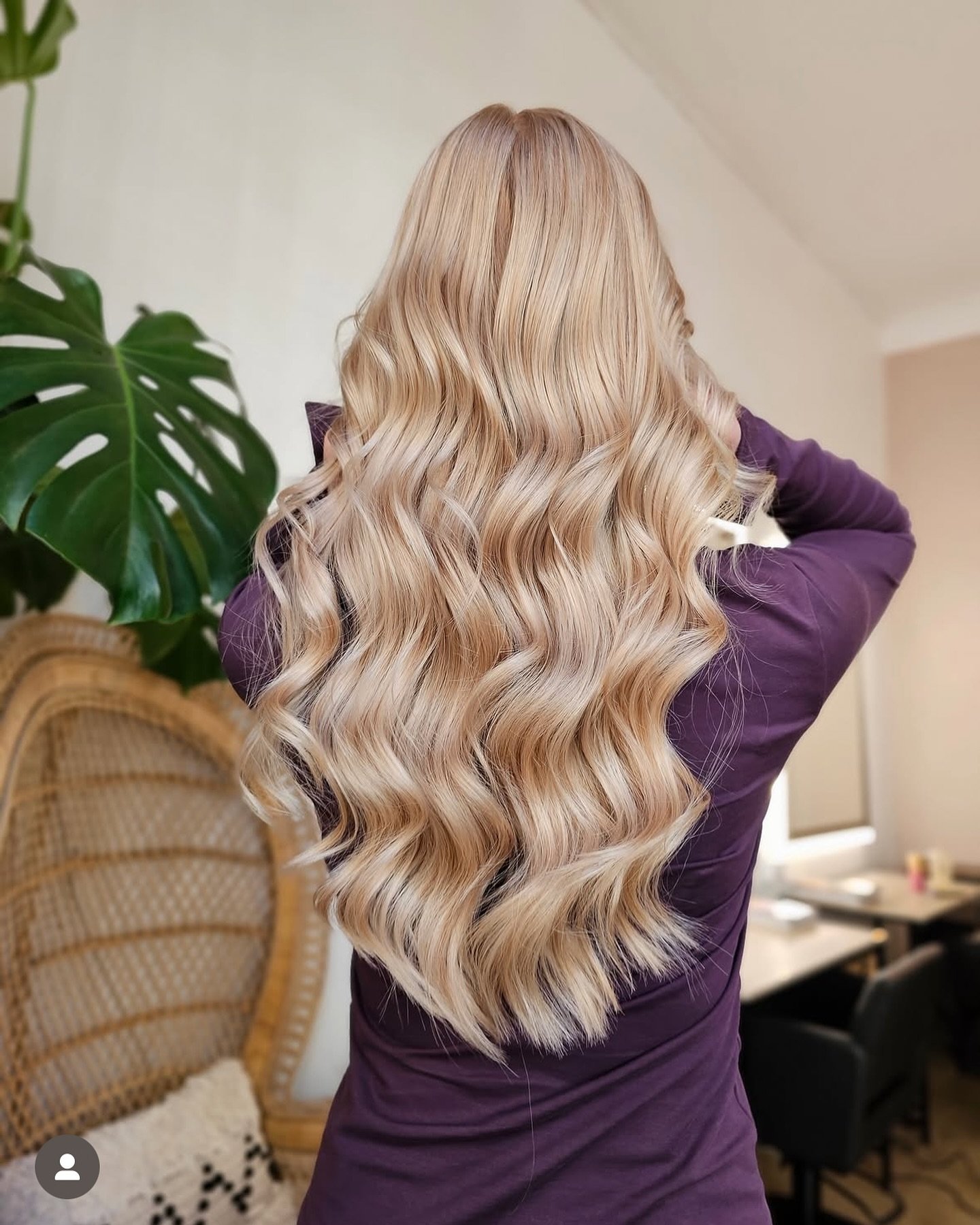 Kuinka moni on saanut t&auml;n&auml; kev&auml;&auml;n&auml; tehd&auml;n viile&auml;n vaalean sijasta pehme&auml;n l&auml;mpimi&auml; vaaleita? 🤩

T&auml;m&auml; upeus @bohohelsinki &amp; @hairbyulpu 🌸✨