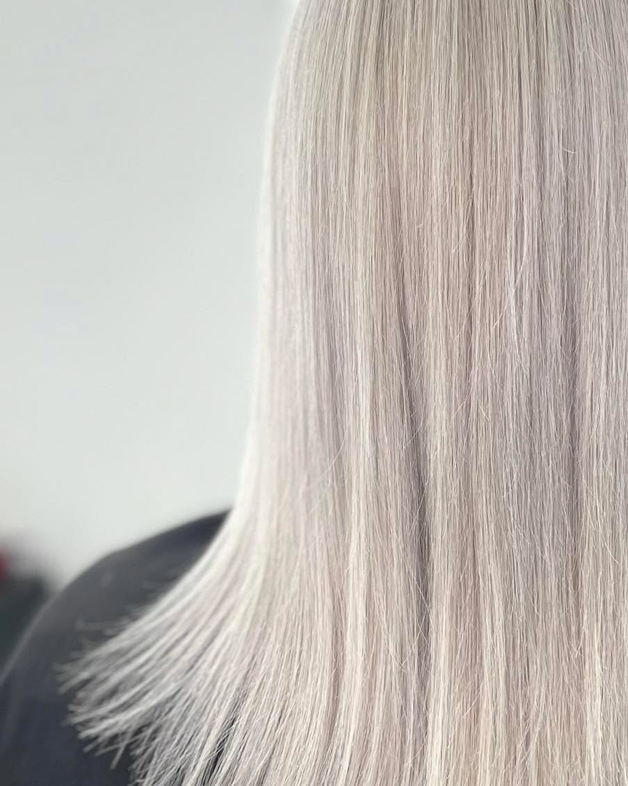 Suosikki-tuotteemme vaaleiden hiusten yll&auml;pitoon kes&auml;ll&auml;:

- Oriben Bright Blonde-kokoelman tuotteet sis&auml;lt&auml;v&auml;t sitruuna -ja inkiv&auml;&auml;riuutetta jotka pit&auml;v&auml;t vaaleat hiuksesi kirkkaina
- Olaplex 4P-sham