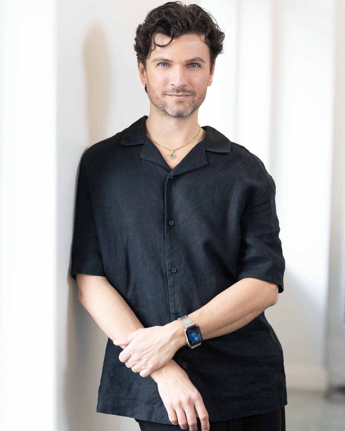 Atmos esitt&auml;ytyy:

Joni Laulumaa 💚

Kun istahdat Jonin tuoliin, tied&auml;t olevasi hyviss&auml; k&auml;siss&auml;. H&auml;nen visuaalinen silm&auml;ns&auml; on pett&auml;m&auml;t&ouml;n ja h&auml;nell&auml; on yli 20 vuoden rautainen ammattita