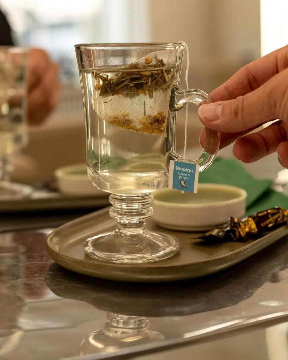 Atmoksessa voit palvelun ohella nauttia laajasta valikoimasta erilaisia virvokkeita. 

Syksyn viilenev&auml;&auml;n s&auml;&auml;h&auml;n sopii erinomaisesti esimerkiksi:

Kuuma kaakao 🍫

L&auml;mmin sitruuna-inkiv&auml;&auml;ritee 🍋

Lasillinen Pi