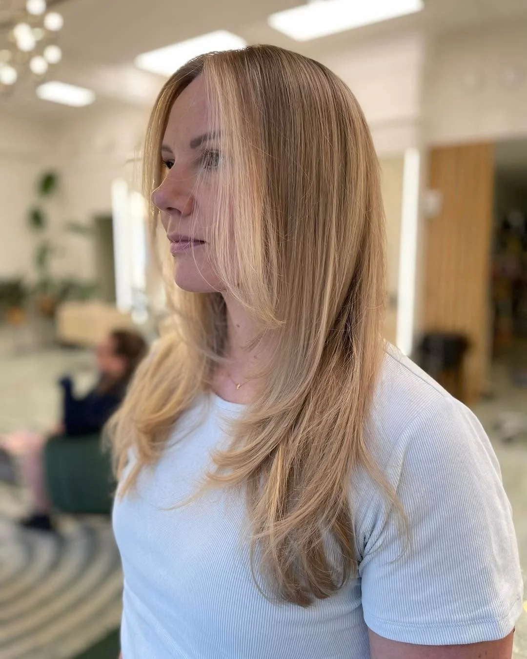 Sopivasti kerroksia 🌱

Hyv&auml; hiustenleikkaus on kaiken a &amp; o! Leikkauksen t&auml;ytyy olla sinulle sopiva monella tapaa. Sen lis&auml;ksi ett&auml; mietimme yhdess&auml; mink&auml;lainen leikkaus sopii sinun hiuslaatuusi ja kasvojesi muotoon