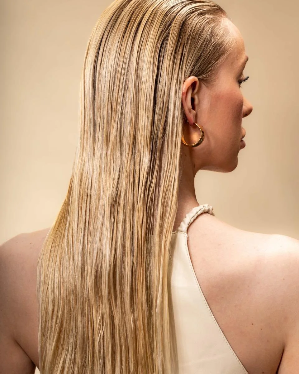 Pitkät, kiiltävät ja hyvinvoivat hiukset? 
Säännöllisillä kampaamokäynneistä ja oikeilla, juuri sinun hiuksillesi räätälöidyillä kotihoitotuotteilla hiuksesi pysyvät hyvä