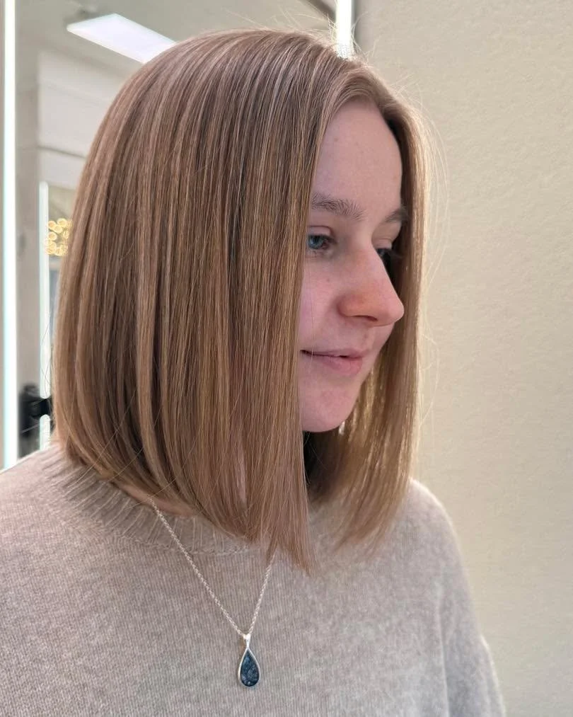 Uudet syyshiukset!
Näihin hiuksiin tehtiin iso muutos ja mittaa lähti enemmän kuin jäi. Näyttää niin freshiltä! Hiuksiin tehtiin uuden mallin lisäksi klassinen folioraidoitus joka toi kauniin vivahteikkuu