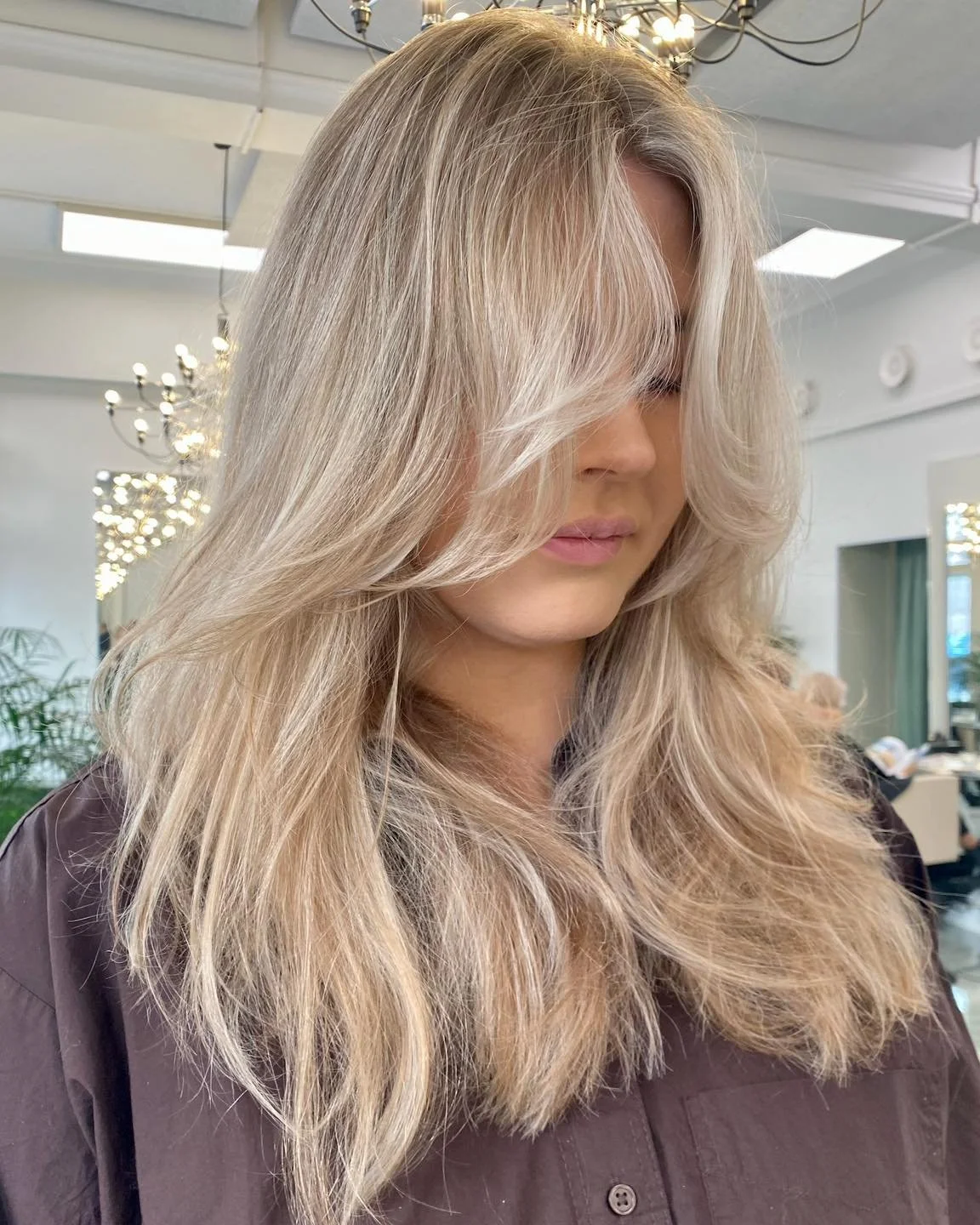 Vaaleiden hiusten hoito kotona🫧

Saat meilt&auml; jokaisella k&auml;ynnill&auml;si kattavat neuvot ja vinkit siihen mill&auml; ja miten sinun kannattaa hoitaa hiuksiasi kotona. 

Kuvan kirkas vaalea pysyy kirkkaana ja raikkaana kun huolehditaan ett&