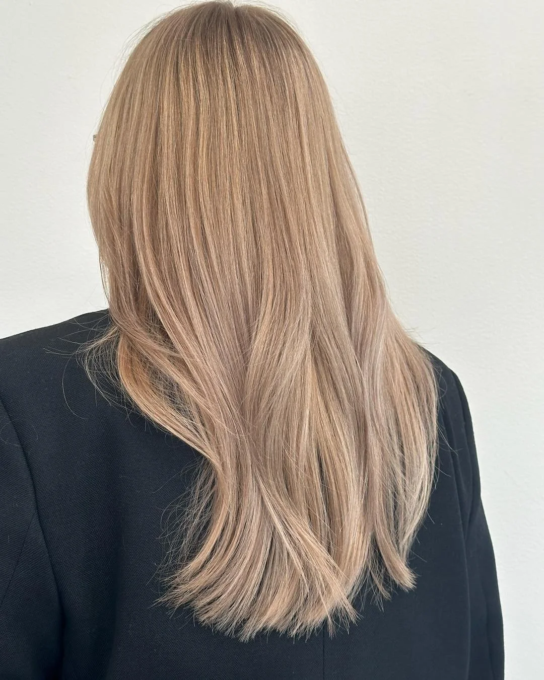 T&auml;ydellinen talviblondi!

Oikeanlainen s&auml;vytys viimeistelee vaalean, oli pohjalla sitten klassista raidoitusta, balayagea tai eri tekniikoiden yhdistelmi&auml;. S&auml;vyvalinnalla vaaleat hiukset muuntautuu helposti kirkkaasta kes&auml;blo