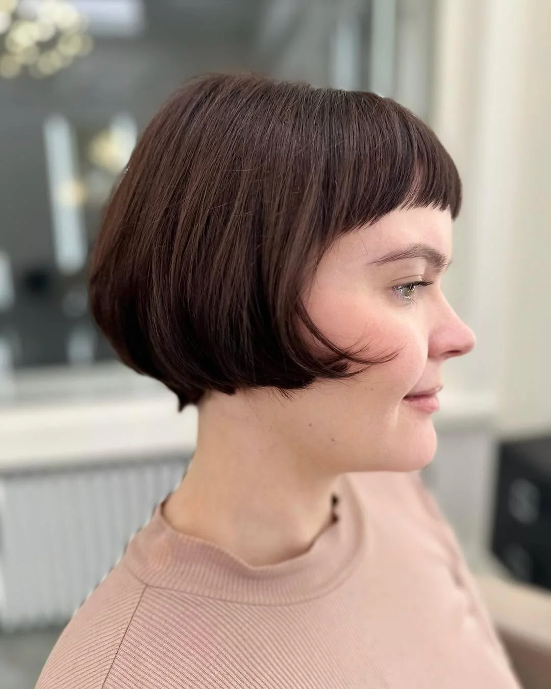 Mini-bob 🌱

Polkkamittaiset hiukset on aina muodissa ja t&auml;ll&auml; hetkell&auml; erityisesti lyhyemm&auml;t mitat ovat todella suosittuja. Kuvan pehme&auml;sti leikattu malli istuu t&auml;ydellisesti kasvojen muotoon ja sen viimeistelee lyhyt, 