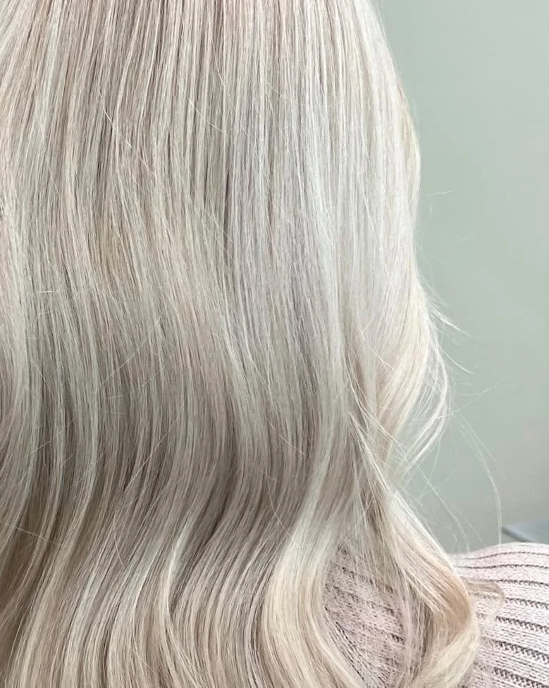 PANTONE Color of the year 2026:

Cloud Dancer 🤍

Ensi vuoden v&auml;rin&auml; on upeana hehkuva pehme&auml; vaalea! T&auml;m&auml; v&auml;ri toimii loistavasti pohjana muille s&auml;vyille tai koko v&auml;rin&auml; se nostaa esille kasvojen yksil&ou