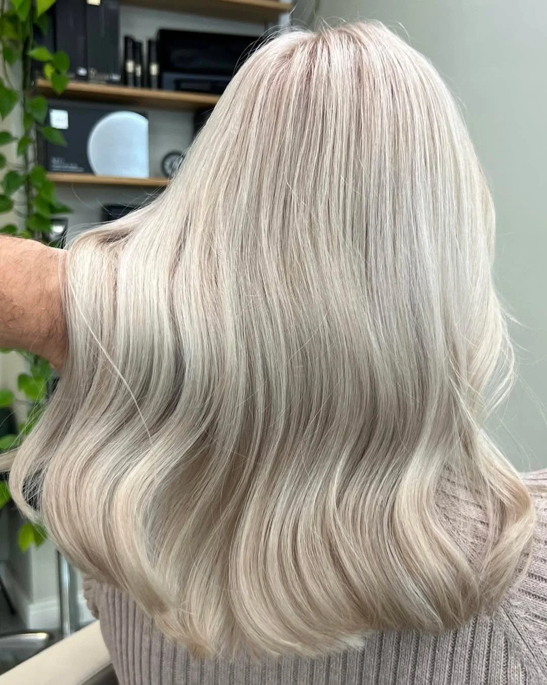 Miten pid&auml;t vaalean v&auml;risi kirkkaana mahdollisimman pitk&auml;&auml;n? 🌱

- hoida hiuksiasi kotona kampaajasi antamien ohjeiden mukaan sinulle sopivilla tuotteilla
- muista s&auml;&auml;nn&ouml;llinen syv&auml;puhdistus ja s&auml;vytt&auml