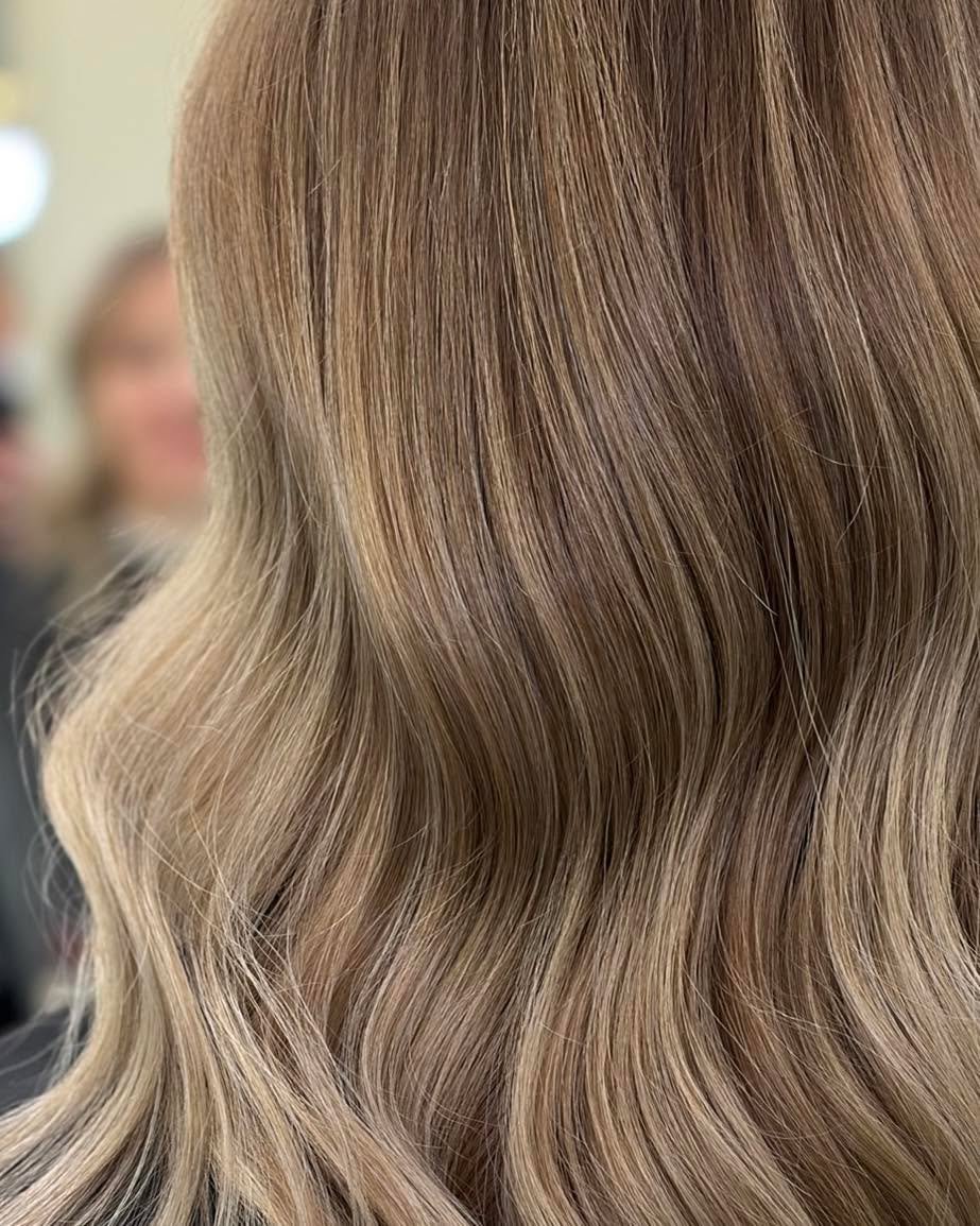 T&auml;ydellinen bronde🌟

T&auml;h&auml;n kauniiseen v&auml;riin on yhdistelty useampaa s&auml;vy&auml; ja tummuutta jotta lopputulos olisi sopivan vivahteikas. 
T&auml;llaista v&auml;rimaailmaa on helppo muokata esimerkiksi vuodenaikojen mukaan vaa