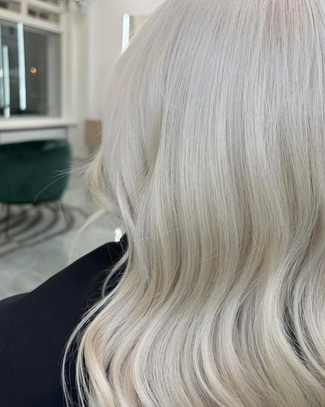 PANTONE CLOUD DANCER ❄️ - t&auml;ydellinen talviblondi?

Vaaleissa hiuksissa n&auml;kyy nyt paljon supervaaleita, puhtaita ja kirkkaita v&auml;rej&auml;. 

Mit&auml; vaaleampi hius, sit&auml; enemm&auml;n huoltamista se vaatii. Oletko sin&auml; team 