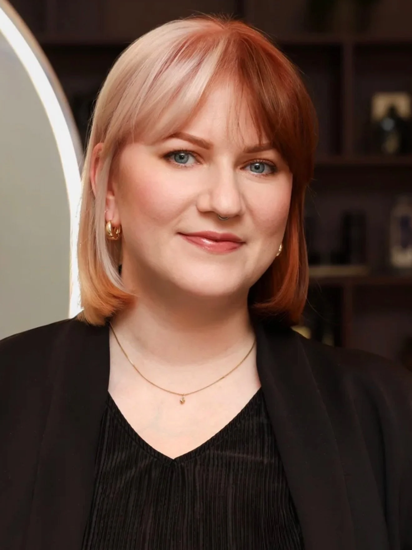 INKA-MARIA / Atmos Atelier 🙌 Inka-Maria on superosajaa, jonka monipuolisia kilpailut&ouml;it&auml; n&auml;et swaippaamalla eteenp&auml;in.

Tutustu Inka-Mariaan lis&auml;&auml; ⬇️
Inka-Maria on tunnollinen ja intohimoinen hiusalan ammattilainen, jok