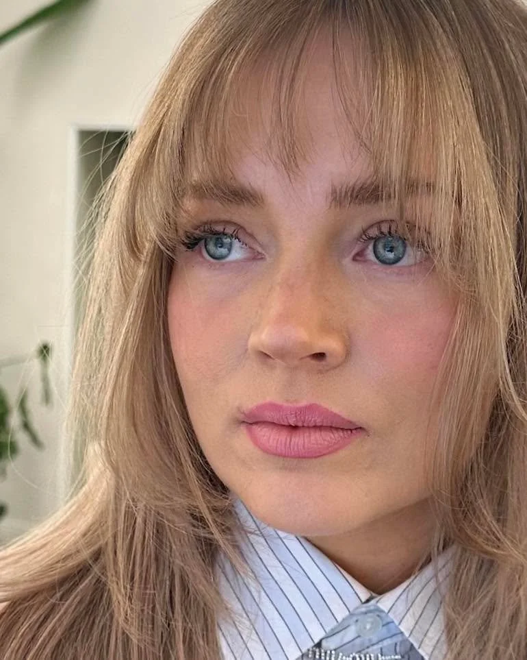 BANGS!!

Otsahiukset n&auml;kyy nyt kaikkialla ja kaikenlaisina ja erilaisiin leikkausmalleihin yhdistettyin&auml;. 

Milt&auml; kuulostaisi:

🌱 pehme&auml;sti leikatut whispy bangsit 
🌱 lyhyt ja r&auml;v&auml;kk&auml; micro fringe tai
🌱 taipuisaa