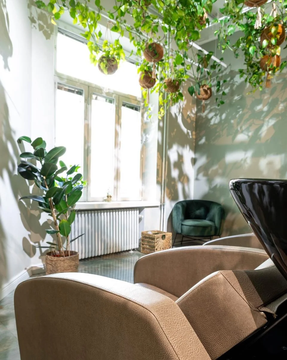 Kev&auml;t! ☀️🌱

Ai ett&auml; t&auml;m&auml; lis&auml;&auml;ntyv&auml;n valon m&auml;&auml;r&auml; ihastuttaa meit&auml; p&auml;ivitt&auml;in! 

Joko sin&auml; olet p&auml;ivitt&auml;nyt hiuksesi talven j&auml;ljilt&auml;? Millaiset kev&auml;thiukse