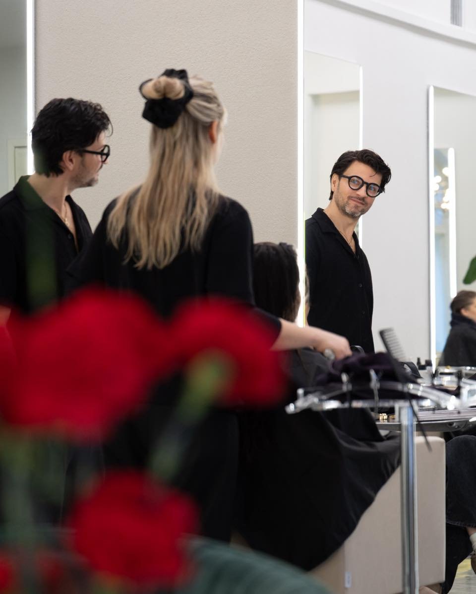 Me olemme Atmos 🌱

Atmoksen henkil&ouml;kunta koostuu alamme huippuosaajista. Tiesitk&ouml;, ett&auml; monet meid&auml;n tekij&ouml;ist&auml;mme toimii my&ouml;s eri br&auml;ndien kouluttajina ja olemme mukana kuvauksissa ja n&auml;yt&ouml;ksiss&aum