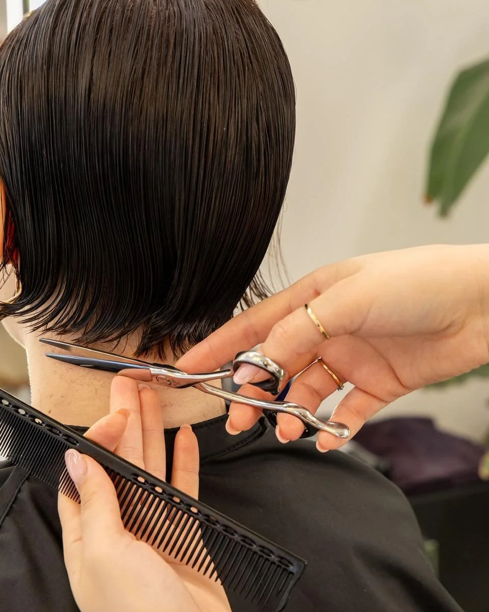 Hyv&auml; leikkaus tekee hiustenlaitosta helppoa. Suunnittelemme sinulle hiusmallin joka sopii sinun rutiineihisi parhaiten. Toiset tykk&auml;&auml; k&auml;ytt&auml;&auml; useampaa tuotetta kerralla ja osaavat taiteilla muotoilurautojen kanssa kun ta