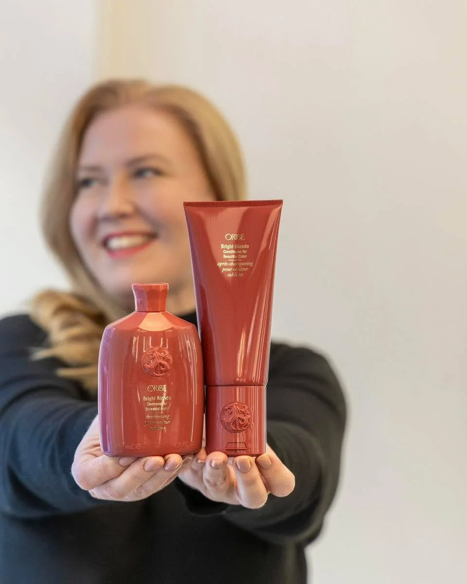 Atmos // kes&auml;suosikit ☀️🌱

Hanne suosittelee vaaleille hiuksille kes&auml;ksi Oriben Bright Blonde shampoota ja hoitoainetta. 

&rdquo;Tuotteet sis&auml;lt&auml;v&auml;t sitruuna - ja inkiv&auml;&auml;riuutetta jotka pit&auml;v&auml;t vaaleat h