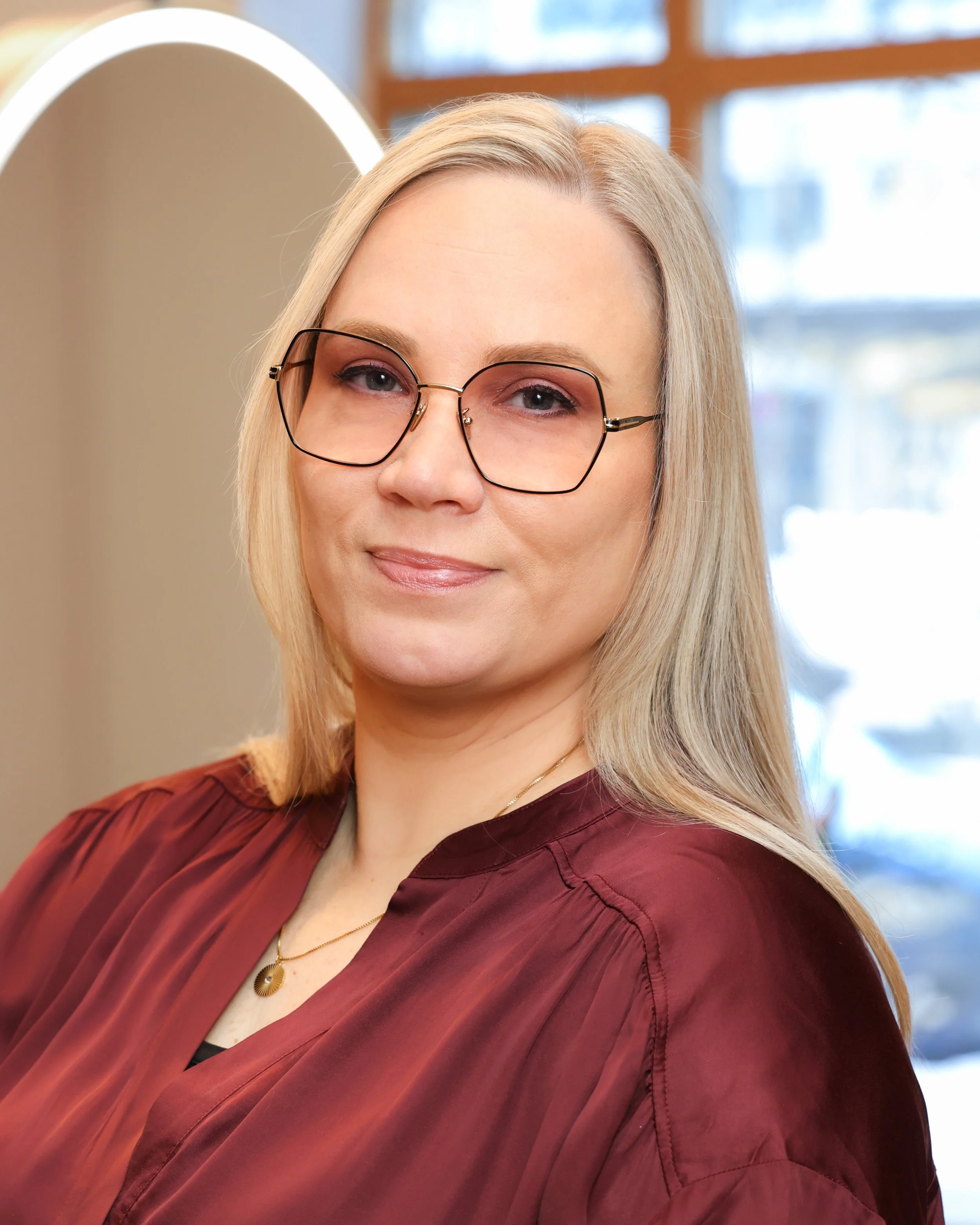 Valkoinen symboli ja nuolen muotoinen rakenne mustalla taustalla.