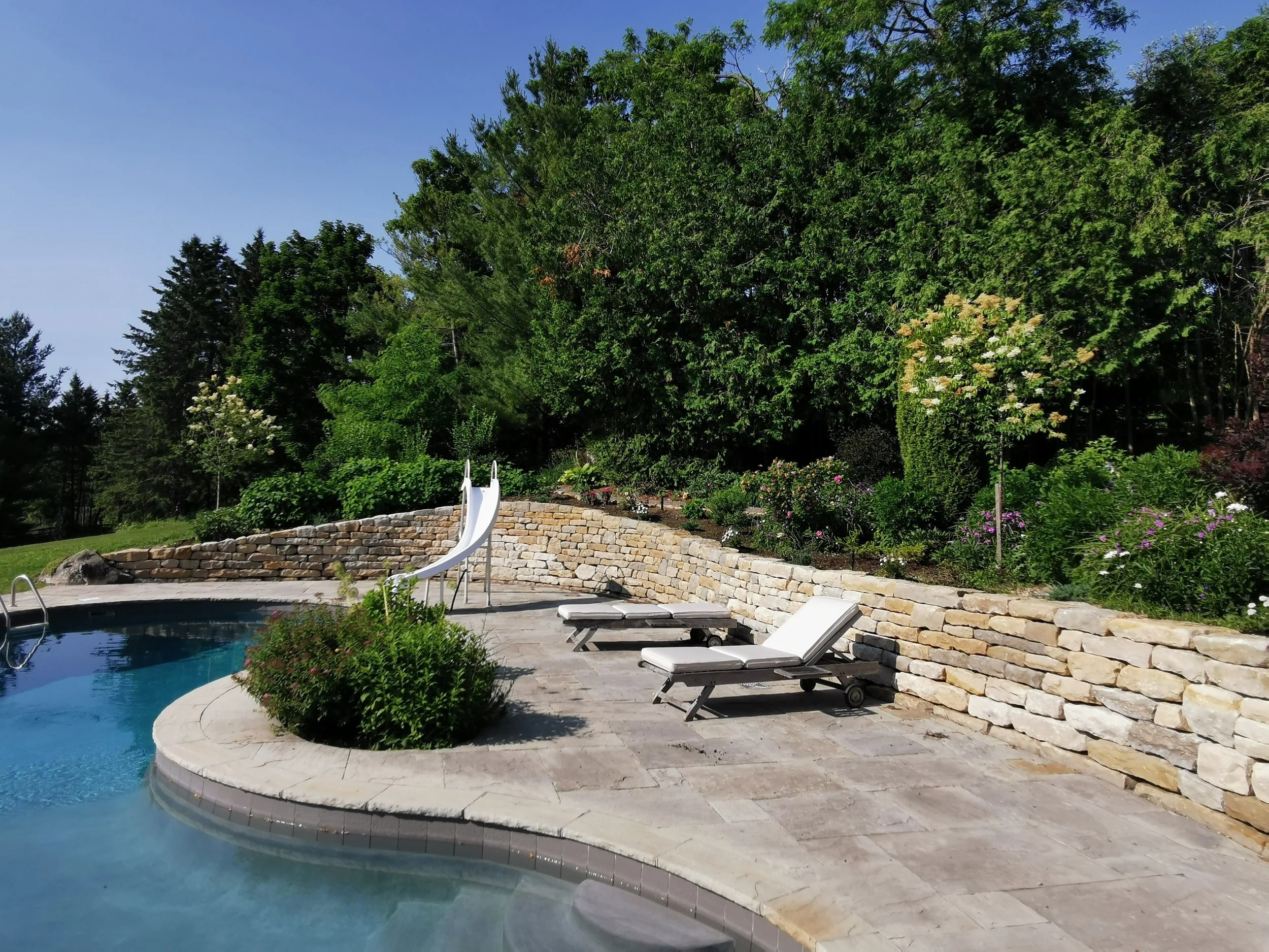 Poolside Retaining Wall - Beachville Stone