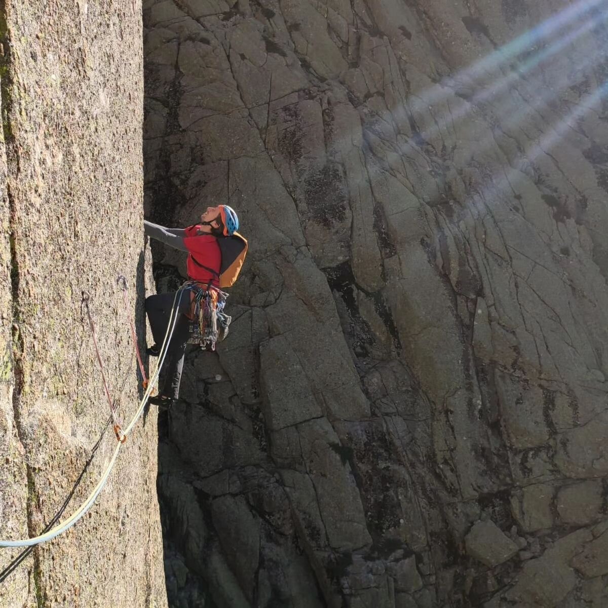 Apurando 2023 en Galayos &iexcl;y pasando calor en diciembre!
Una v&iacute;a de fisura extraordinaria llamada 'Tiempo de Cambios' en un risco incre&iacute;ble de la zona, 'La Pe&ntilde;a del &Aacute;guila'. All&iacute; donde los sextos te piden traba