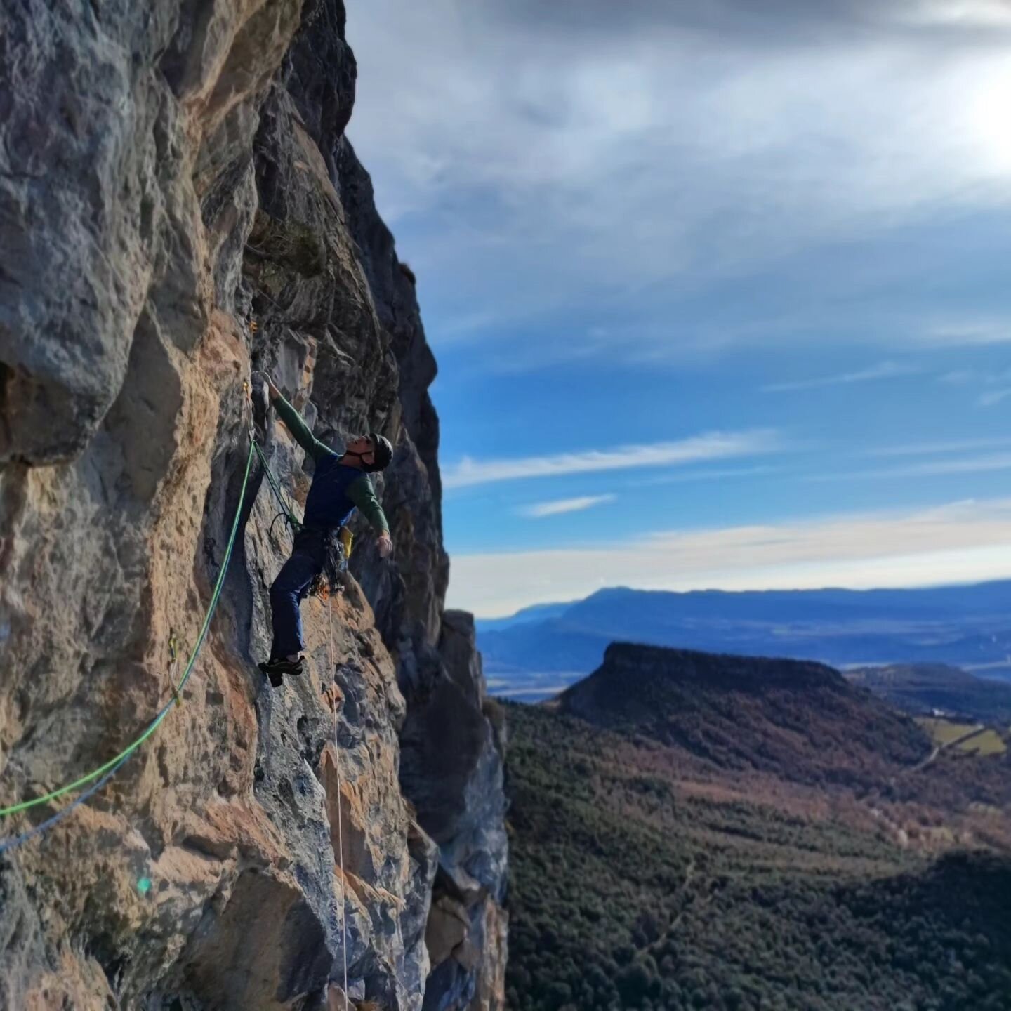 Empezando bien el a&ntilde;o en una v&iacute;a extraordinaria &quot;Miguel&iacute;n, el de la roja&quot; en Monta&ntilde;esa, roca inmejorable, y con tramos de chorreras para disfrutar a lo grande. Otra obra maestra del macizo, m&aacute;s que recomen