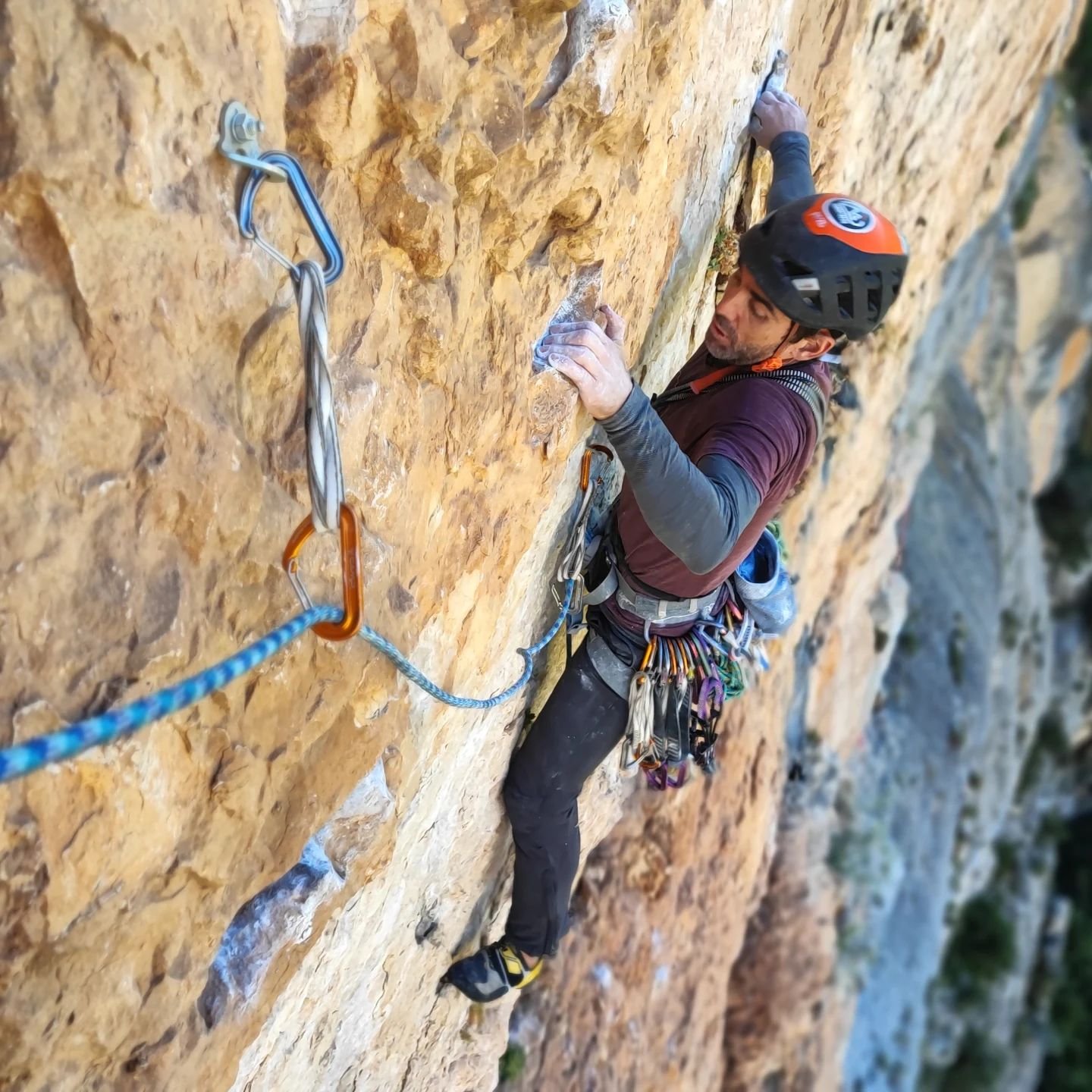Menuda ruta en el Tosal de Vero hace unas semanas. V&eacute;rtigos, una v&iacute;a incre&iacute;ble en un rinc&oacute;n salvaje e impresionante.
.
.
What a climb at Tosal de Vero a few weeks ago. V&eacute;rtigos, an incredible route in a wild and stu
