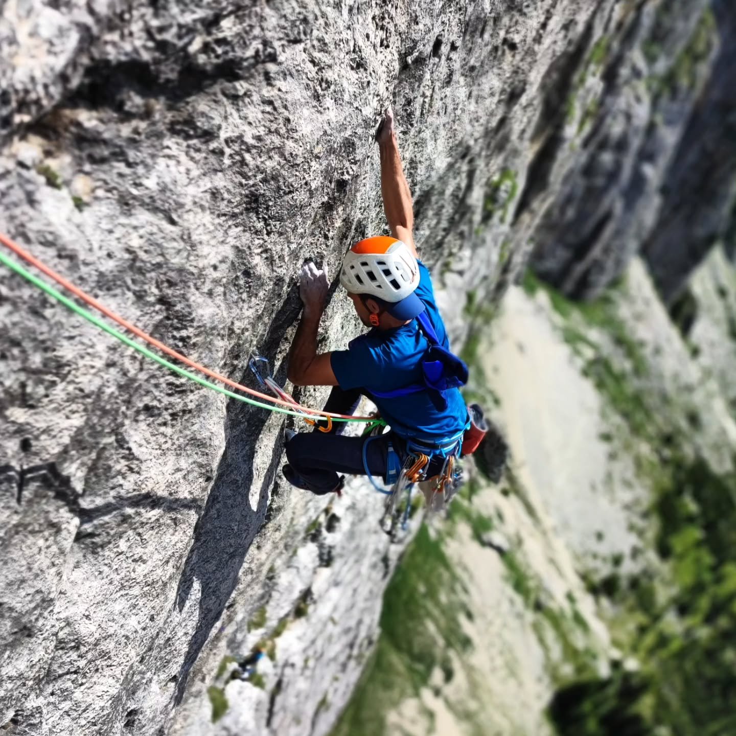 D&iacute;a 3: m&aacute;s Dolomitas, otra vez por la zona del Sella. El muro inmenso de Ciavazes ofrece una roca de una calidad dif&iacute;cil de superar: roca gris, muy compacta, &iexcl;para disfrutar sin moderaci&oacute;n!

La v&iacute;a se llama Vi