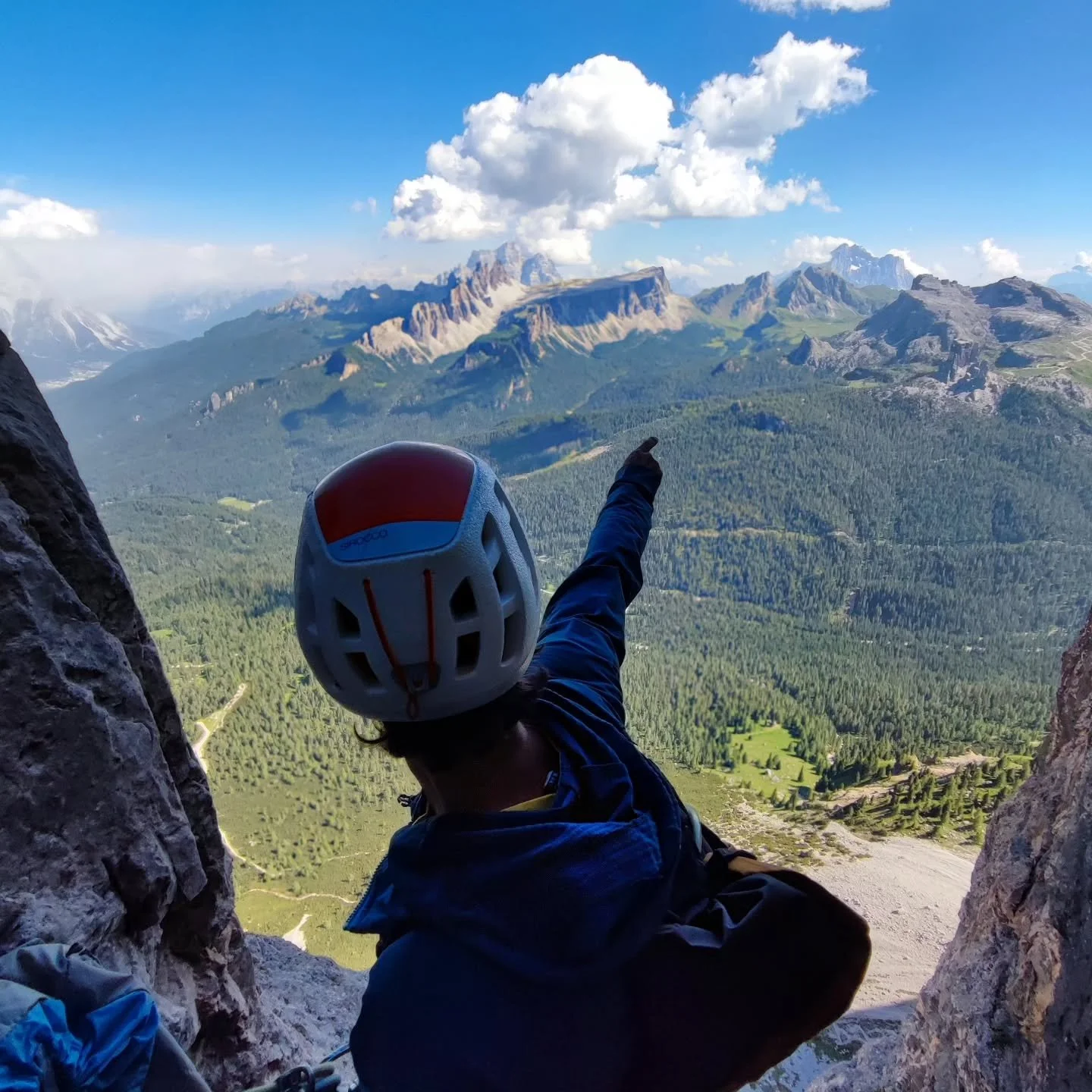 Corta escapada de 6 d&iacute;as a los Dolomitas, todo un reto log&iacute;stico entre la enorme y triste masificaci&oacute;n de algunos sitios y una meteo algo caprichosa y tormentosa.
Aun as&iacute;, &iexcl;4 d&iacute;as de escalada en 4 paredes dist