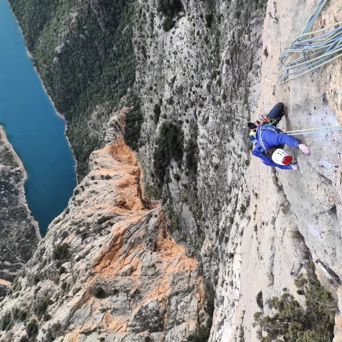 Montrebei siempre me ha parecido un lugar fascinante. Por su belleza extrema y por lo salvaje que sigue siendo.
Con Robert disfrutando de las paredes aragonesas: Tela, una v&iacute;a 5⭐ que podr&iacute;a ser 6, y 7 Venas, mezcla de escalada delicada 