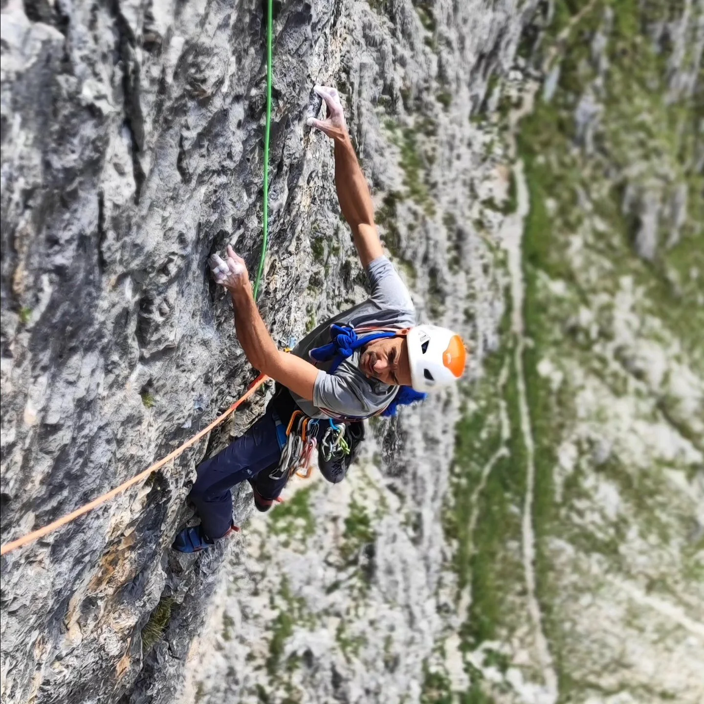 D&iacute;a 2 - Dolomitas: Aprovechando una breve tregua entre tormentas, nos lanzamos corriendo a la Primera Torre de Sella en busca de v&iacute;as r&aacute;pidas y cortas. Grata sorpresa con The Bernard's, una ruta de gran calidad que se disfruta de
