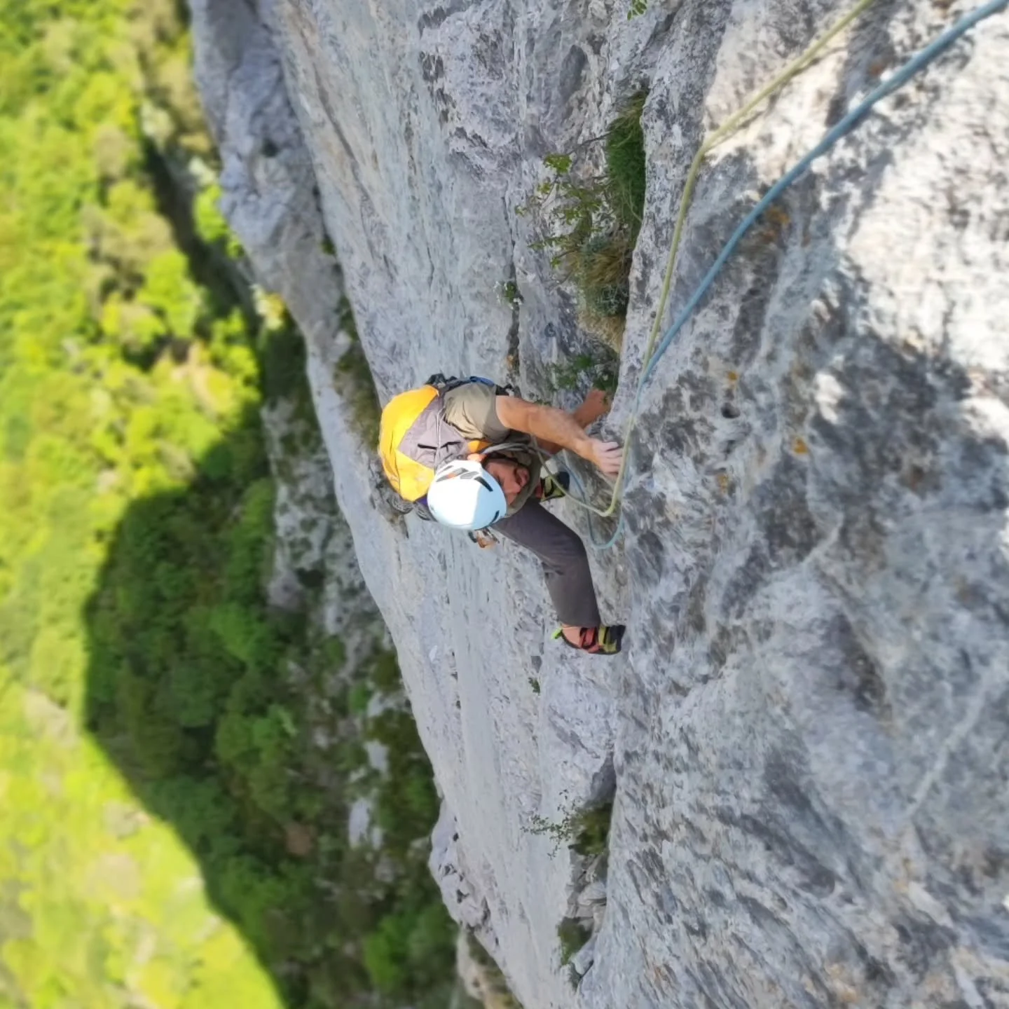 V&iacute;a Urdaburu en el Valle de Ans&oacute;, con el grande @pirineosconguia . Una l&iacute;nea de calidad brutal, roca perfecta y un valle de un verde explosivo que parece sacado de otro mundo. Una aut&eacute;ntica maravilla.

Eso s&iacute;&hellip