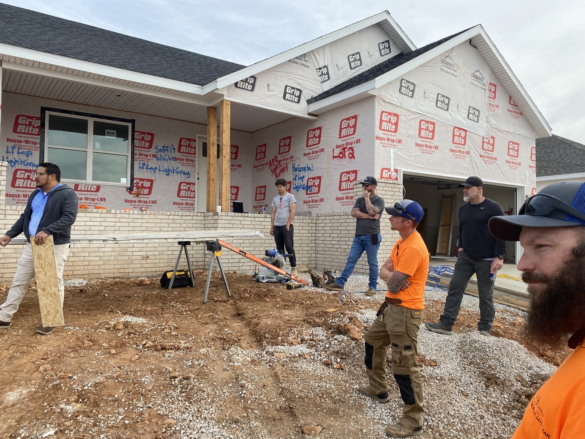 🔨🏠 LP SmartSide training session with our dedicated installers! 💪🌞 
-
At Southwestern Exteriors, we're committed to continually educating our team with jobsite trainings like these. 📚✅ 
-
Trust us for your siding needs - because when it comes to