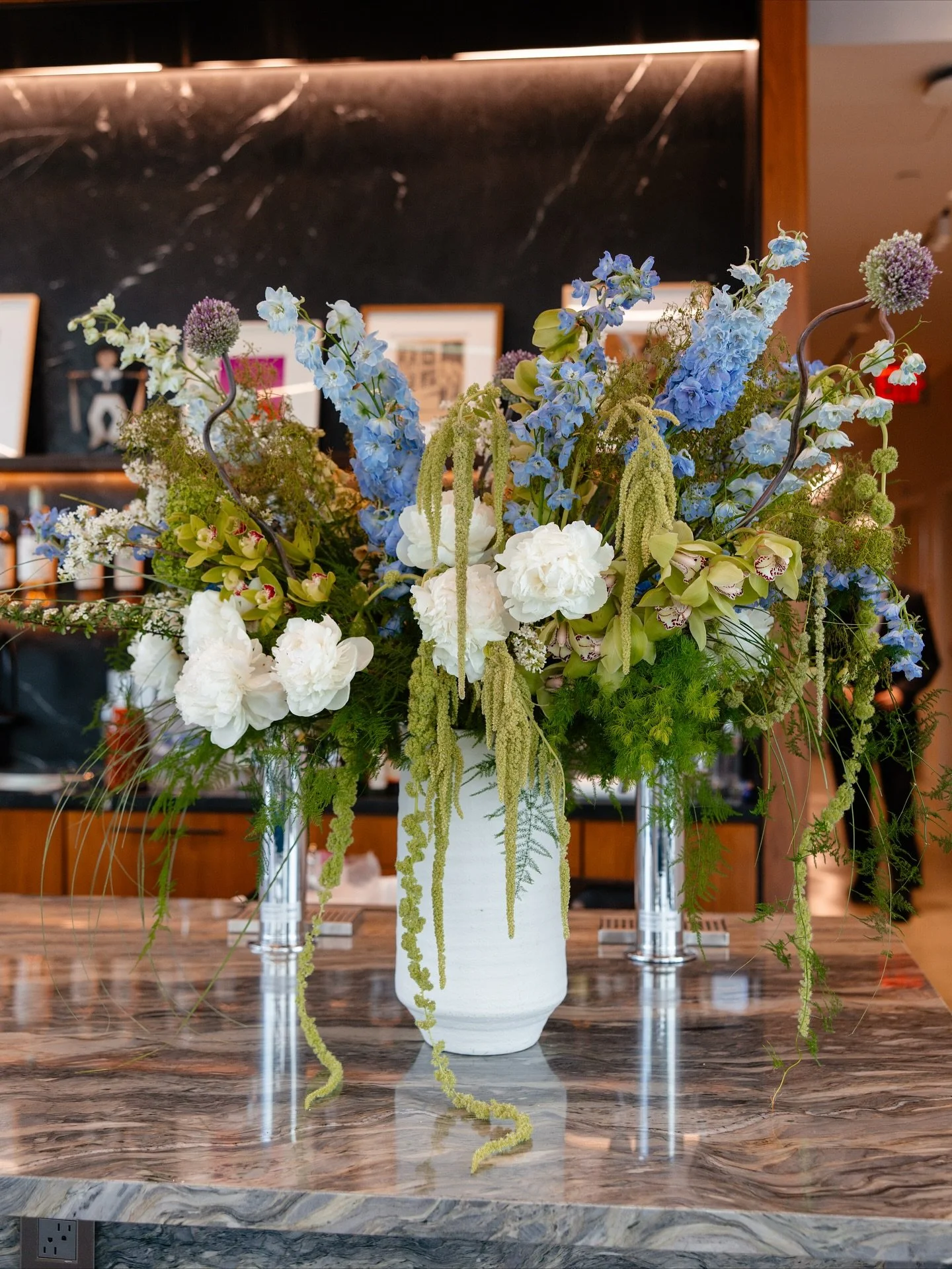 The kind of arrangements that walk into the room and everyone turns. Don&rsquo;t you love how flowers can completely transform a space? 💐🍸✨

🥕 @olivierchengcatering 
📸 @shootsnyc 

#CSNYDesign #FloralDesign #NYCEvents #FlowerArt #BarFlorals #Even
